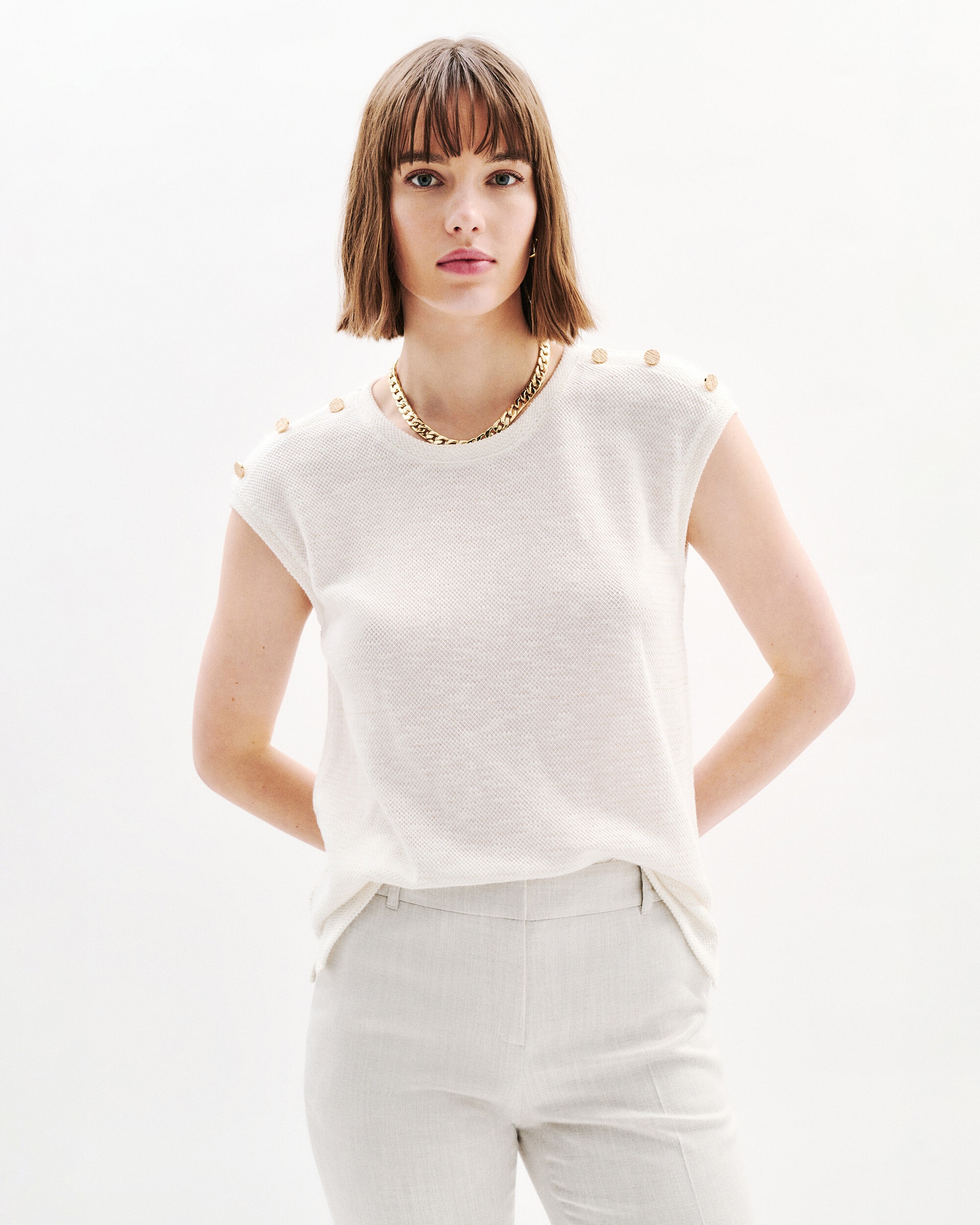Caroll - Camiseta de mujer sin mangas con botones decorativos.