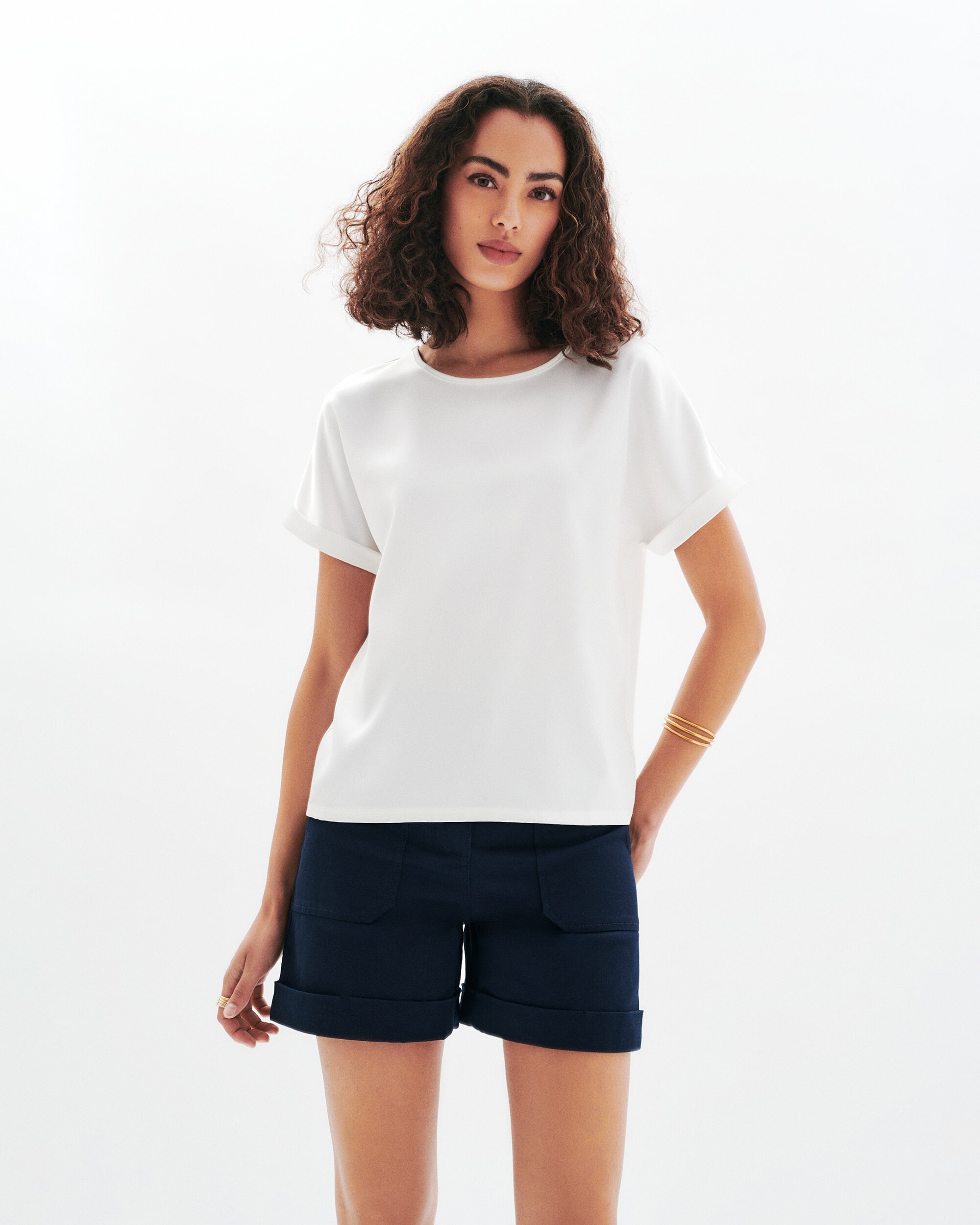 Caroll - Camiseta de mujer con manga corta remangada y cuello redondo.