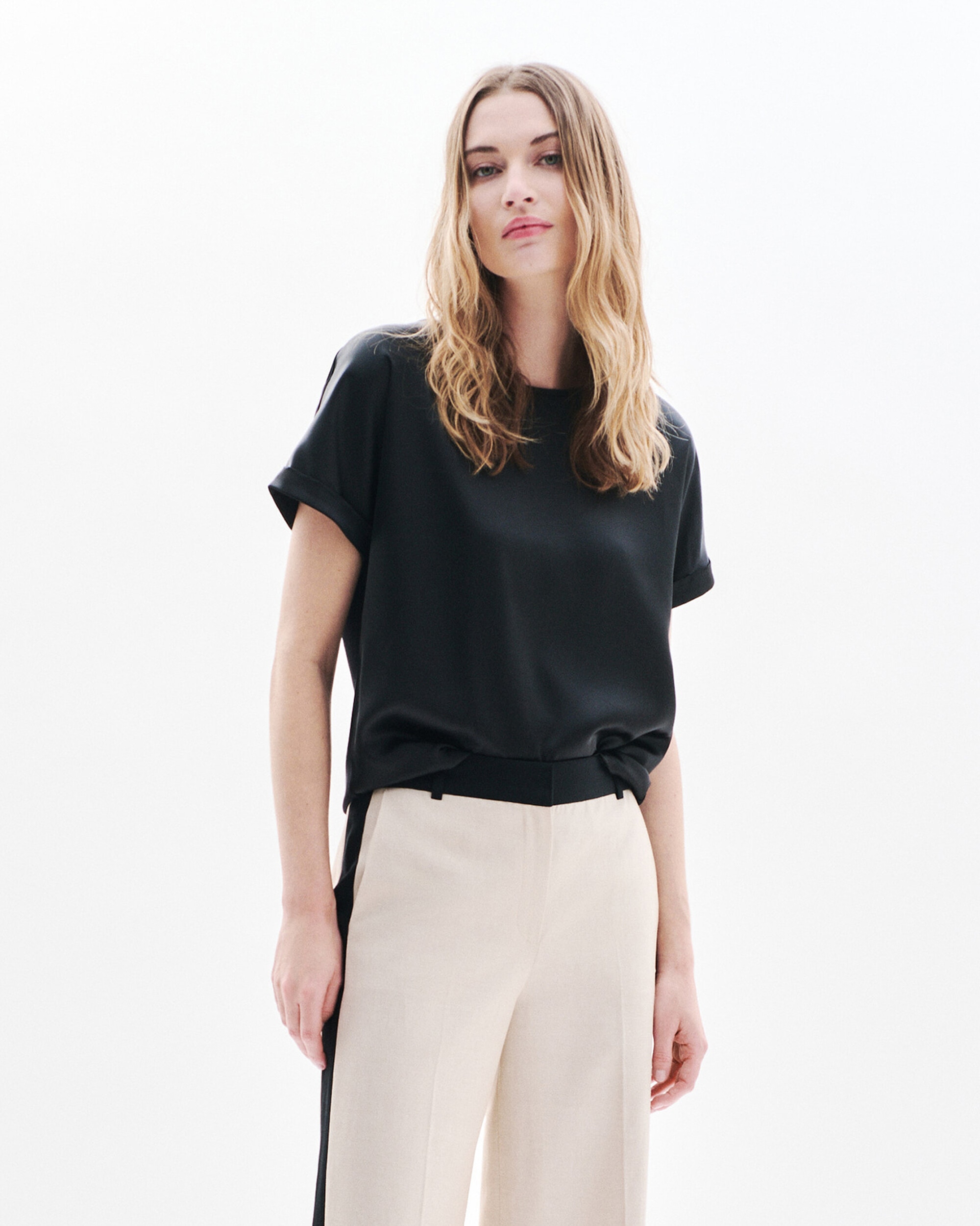 Caroll - Camiseta de mujer con manga corta remangada y cuello redondo.