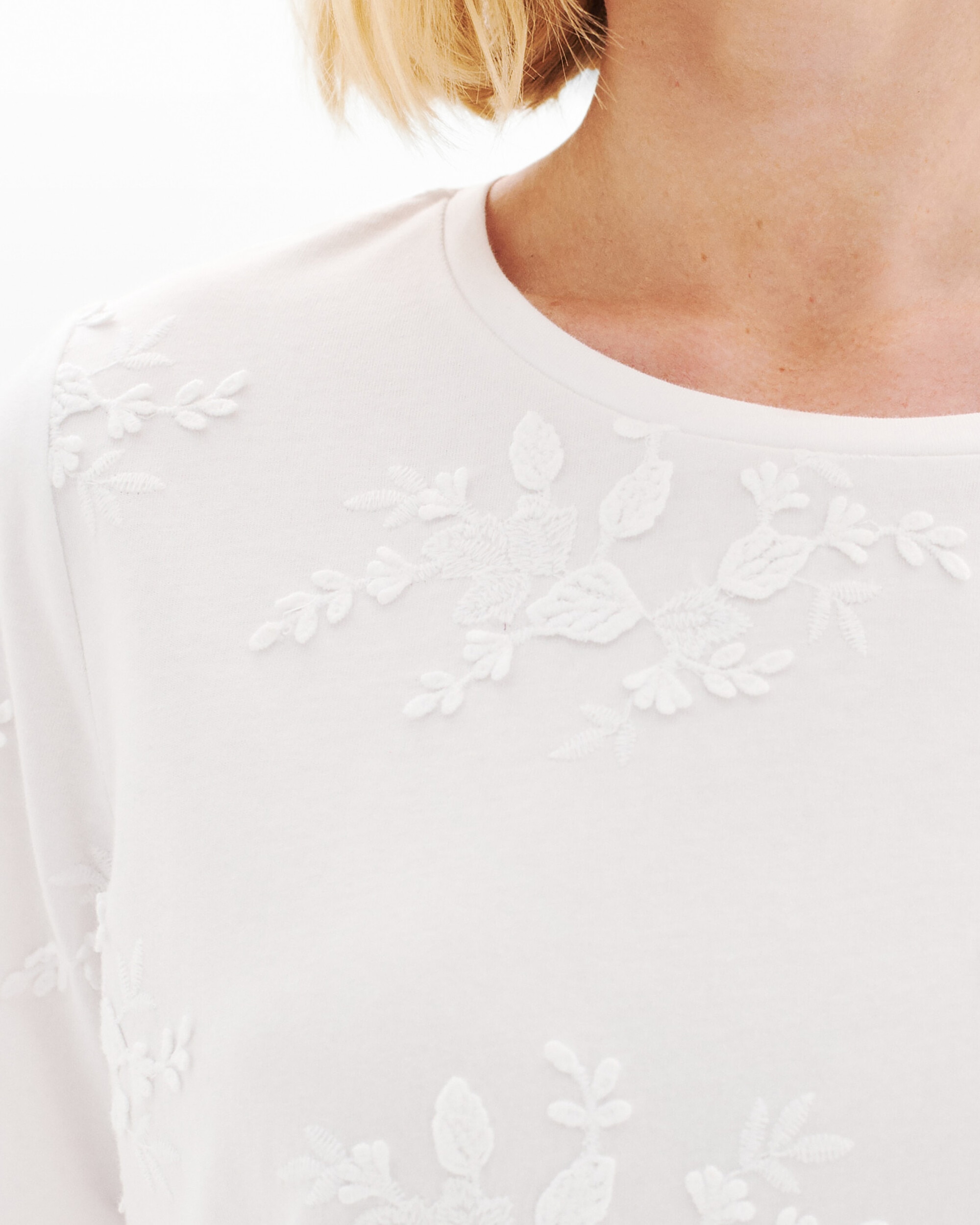 Camiseta de mujer con manga corta y bordados - Caroll - Crudo Crudo-3