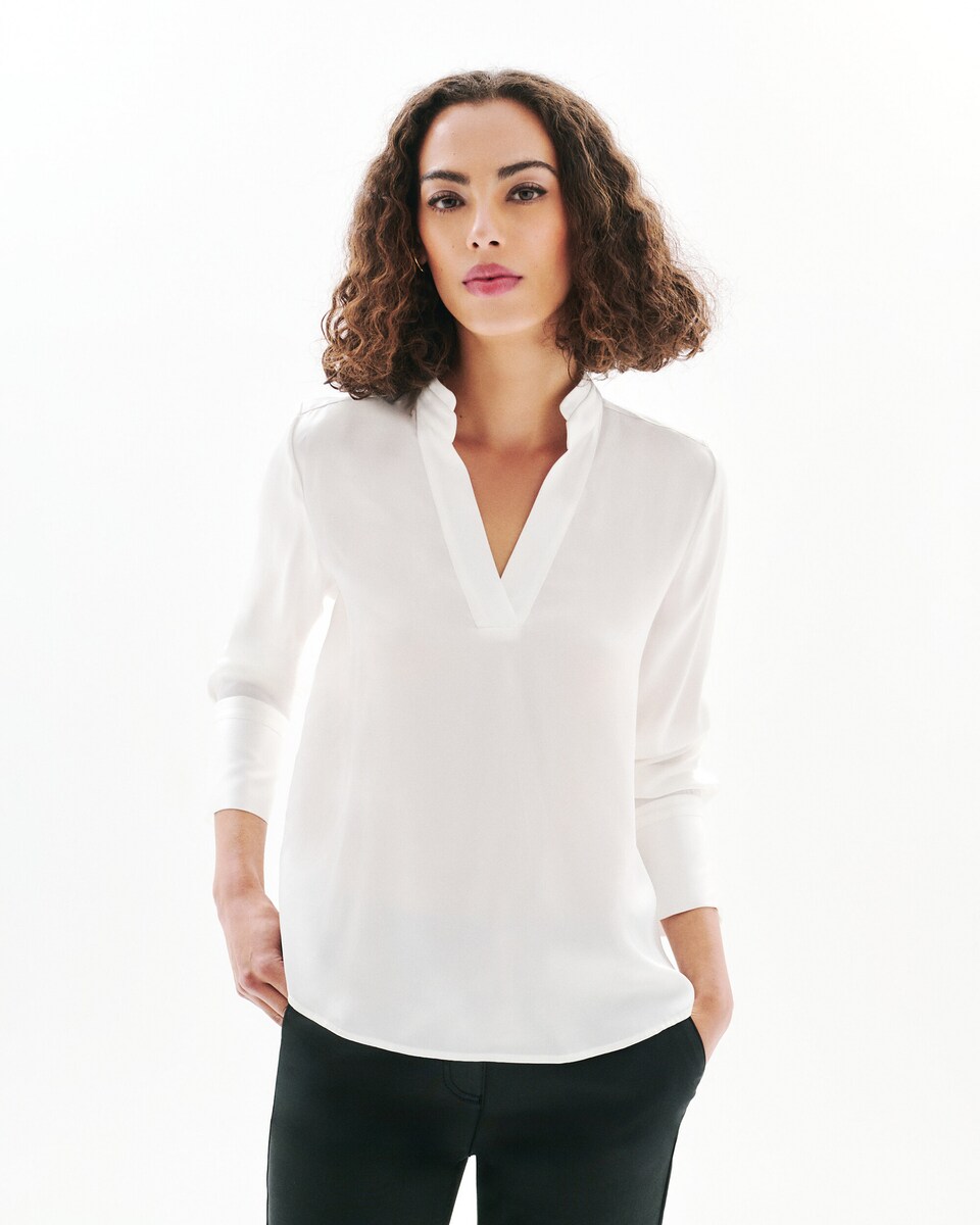 Blusa de mujer con escote pico y cuello mao en seda 100% · Caroll