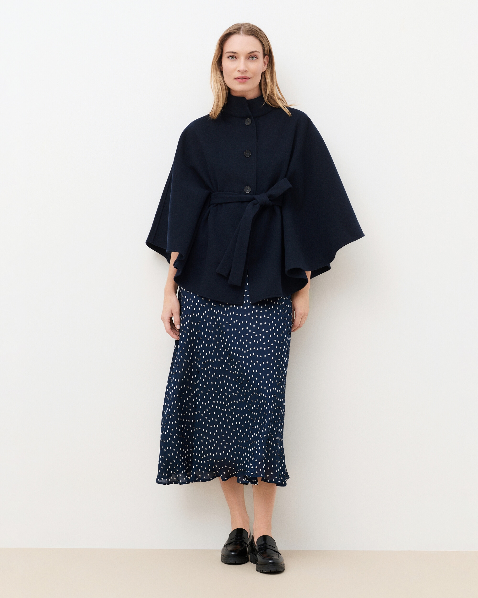 Imagen 1 de Poncho de mujer con cuello alto y cinturón - Caroll - Negro Negro