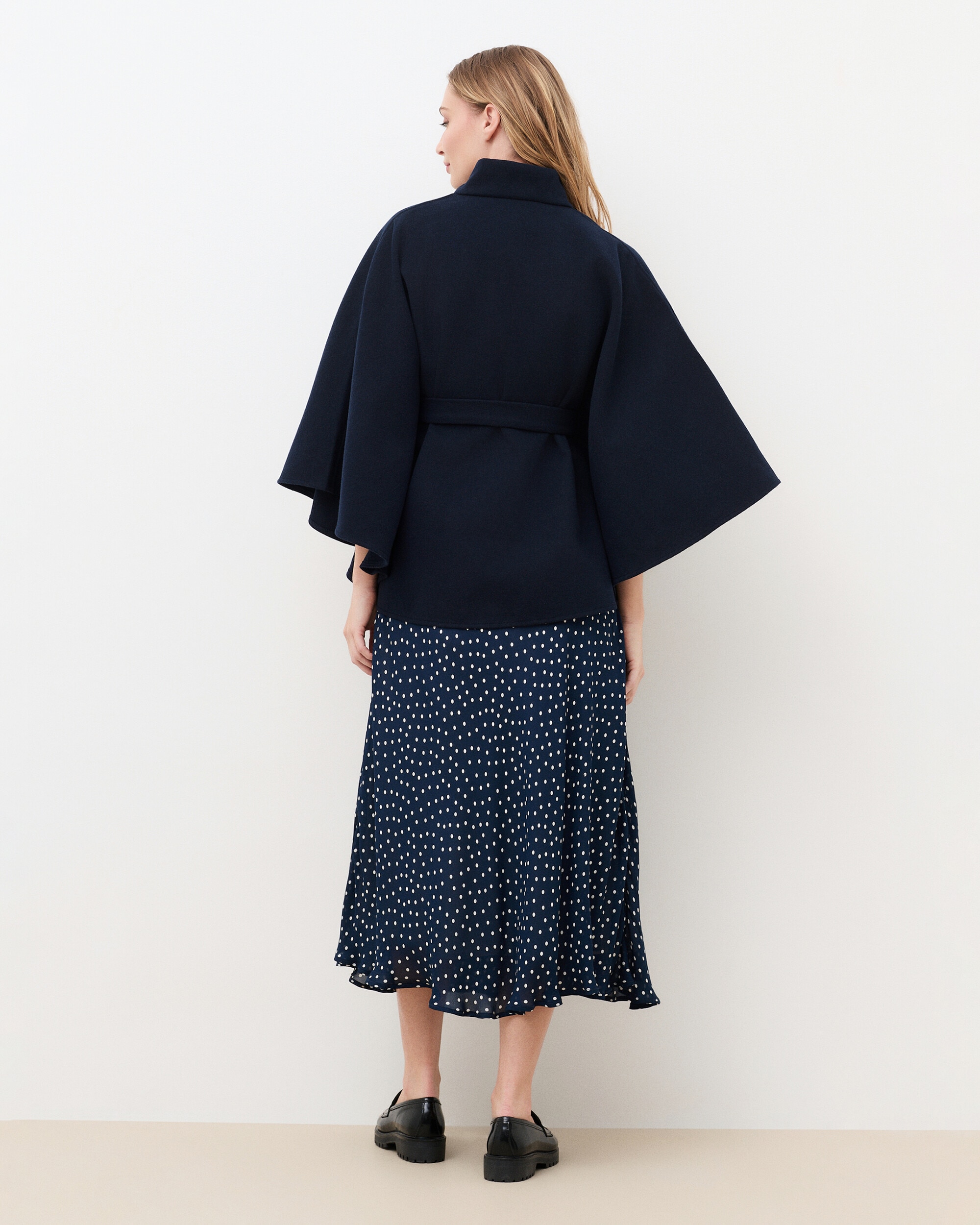 Imagen 2 de Poncho de mujer con cuello alto y cinturón - Caroll - Negro Negro