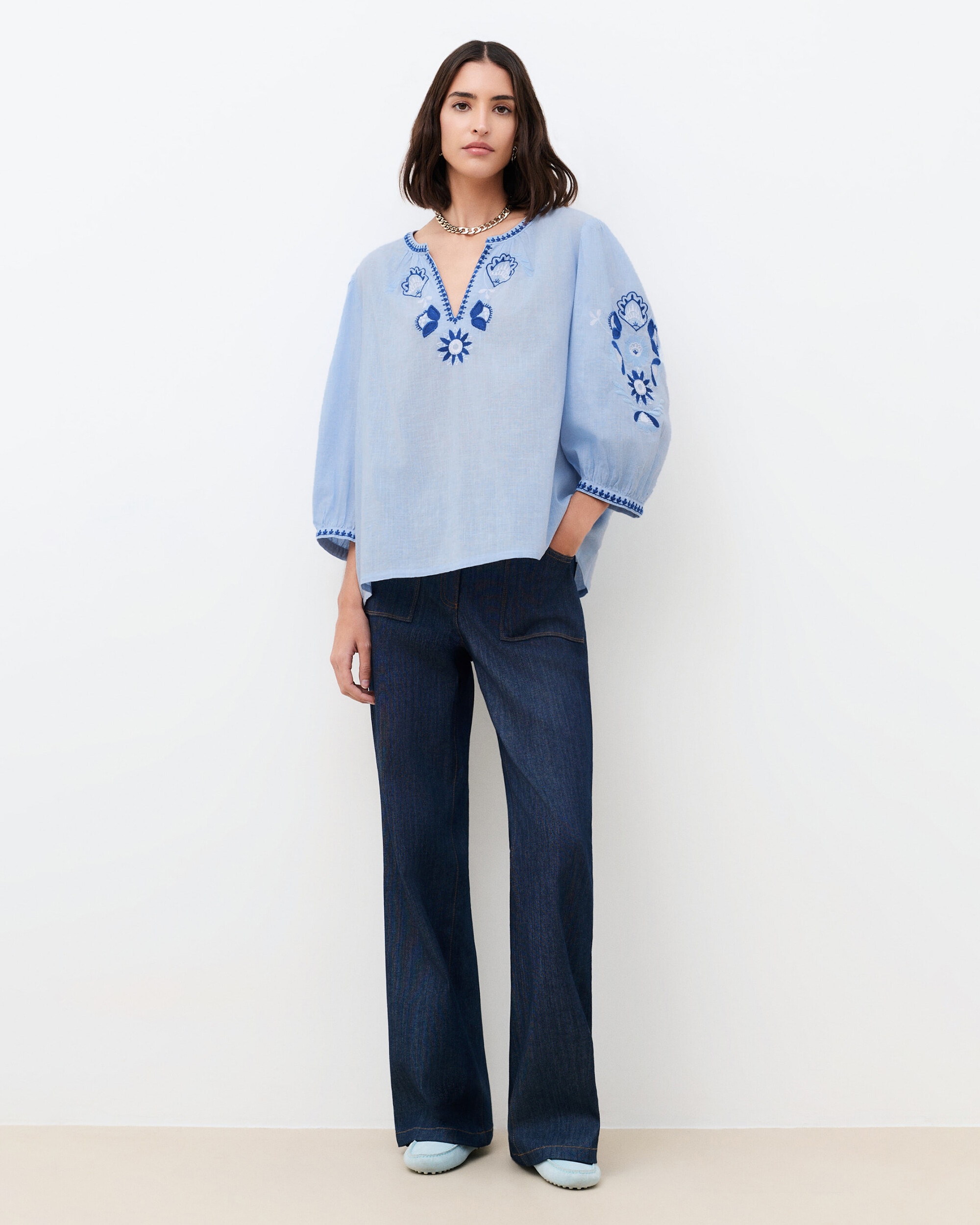 Caroll - Blusa de mujer de mujer con bordado y escote pico.