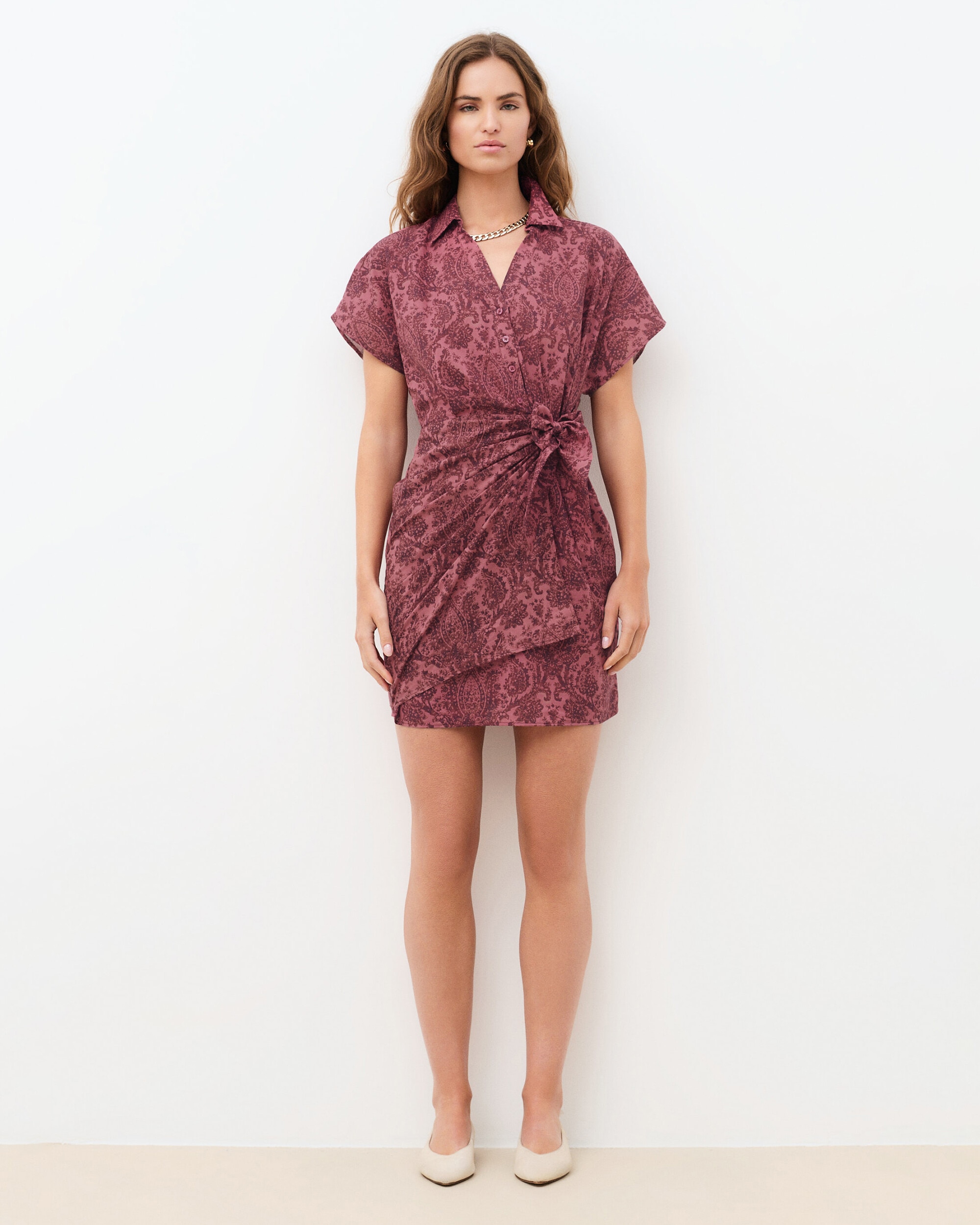 Caroll - Vestido corto con cinturón fruncido y manga corta.