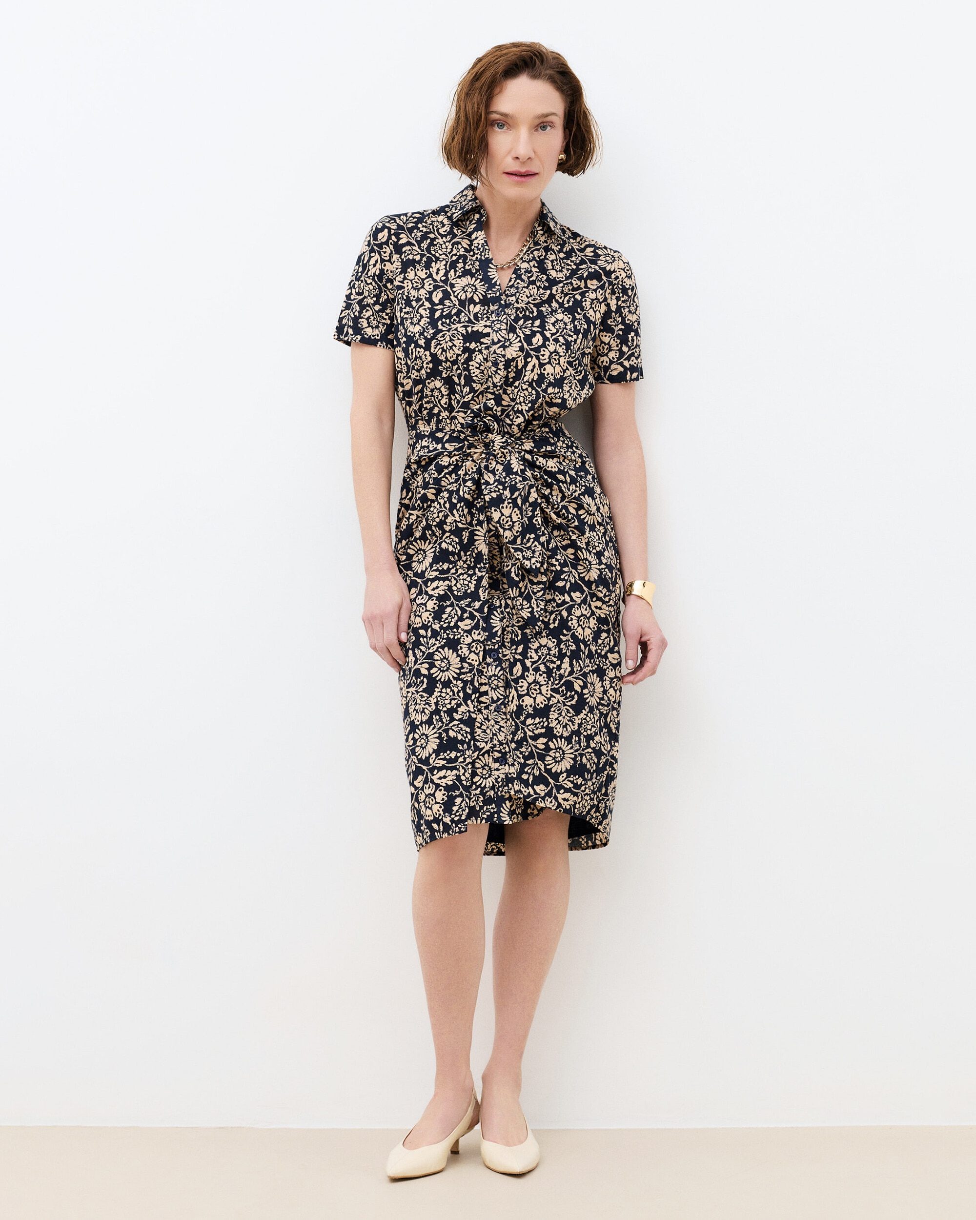 Caroll - Vestido corto con manga corta y cinturón.