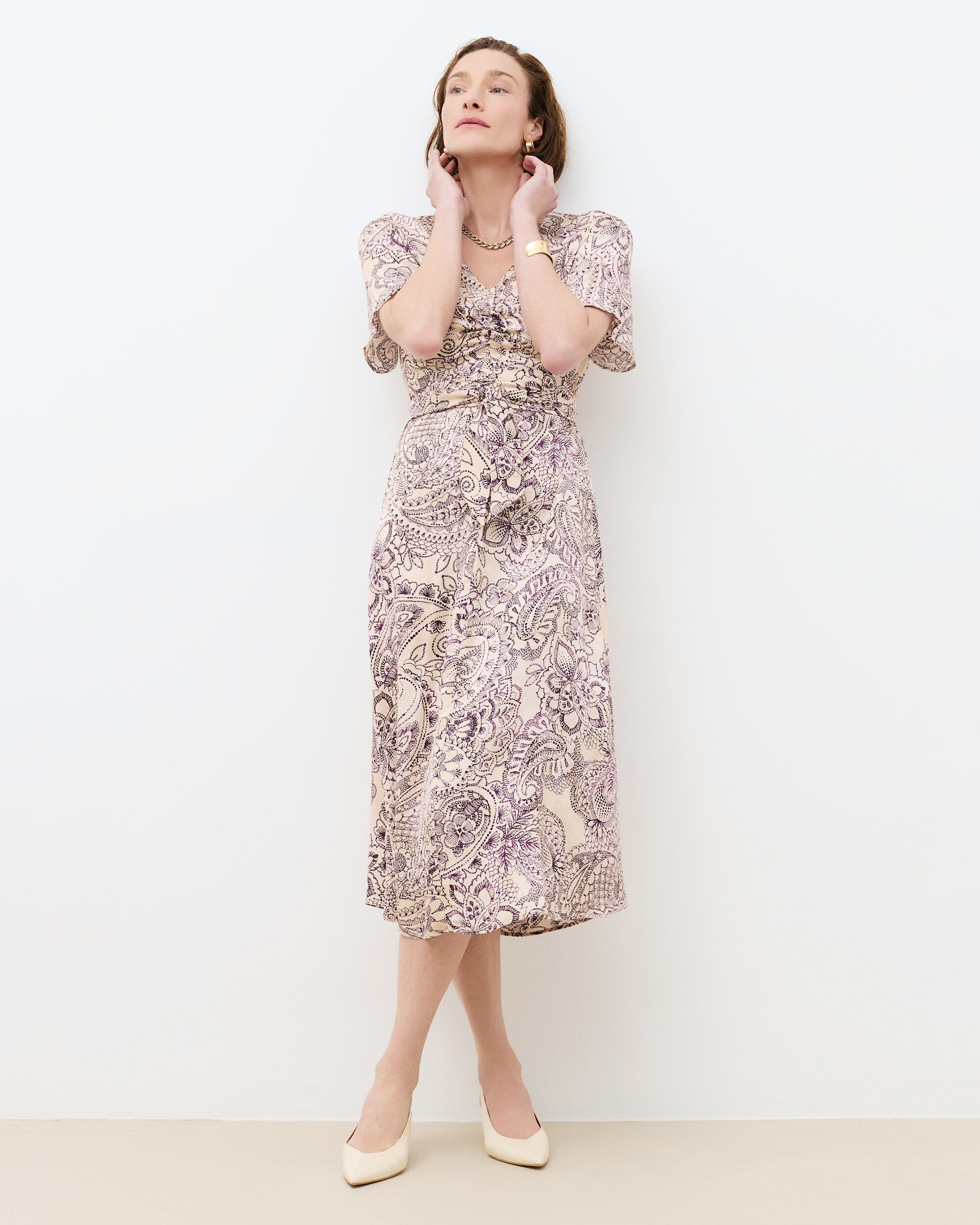 Caroll - Vestido midi con manga corta y cinturón fruncido.