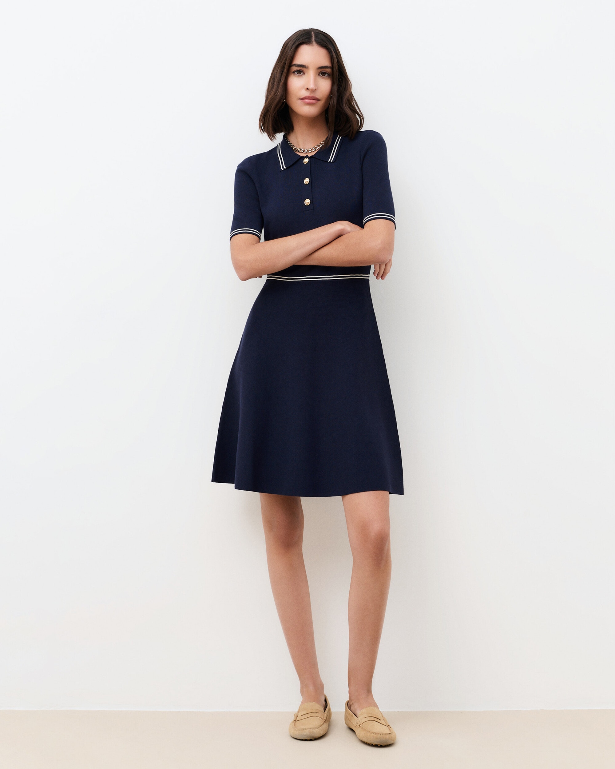 Caroll - Vestido corto con manga corta y cuello polo.