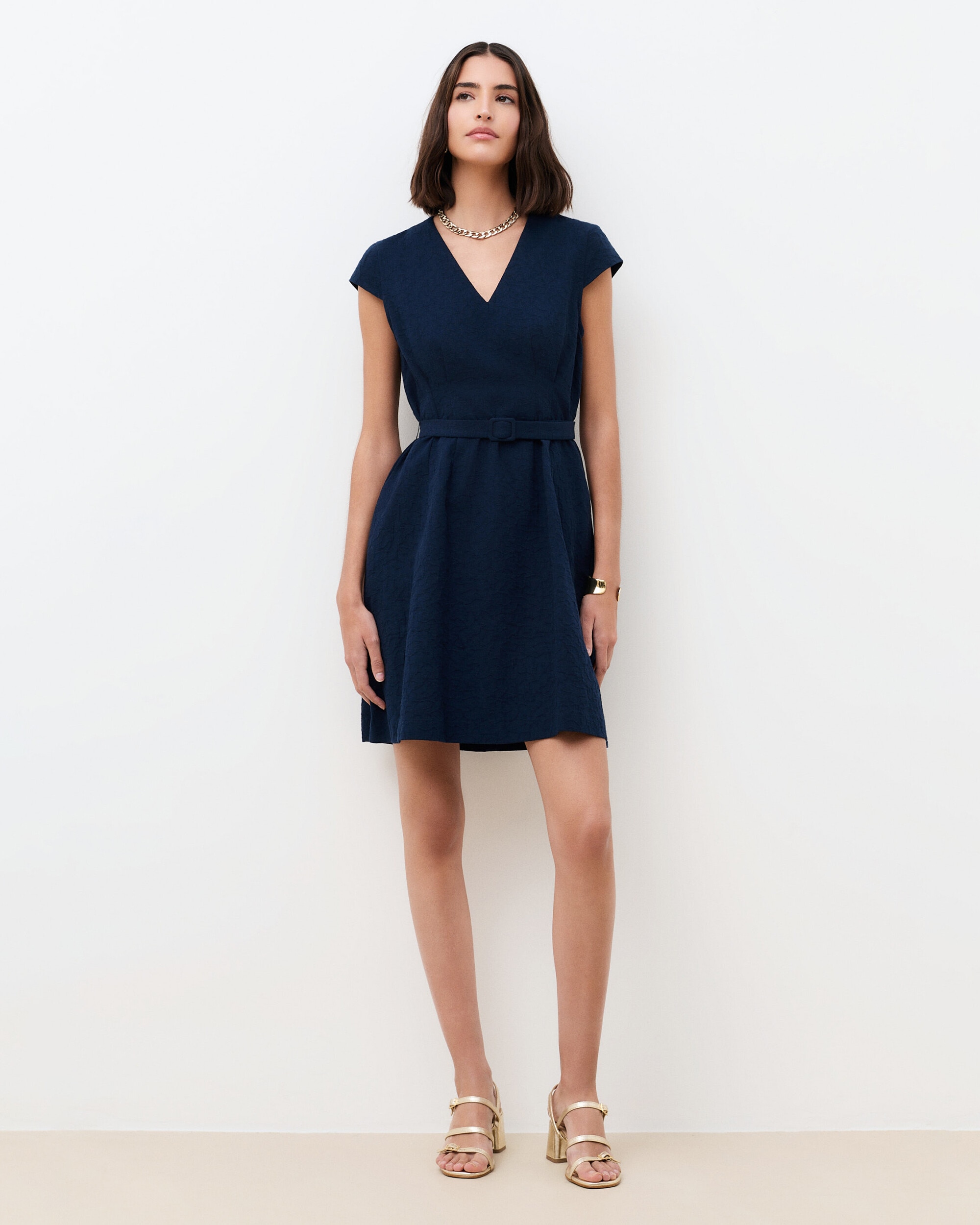 Vestido corto sin mangas con escote pico