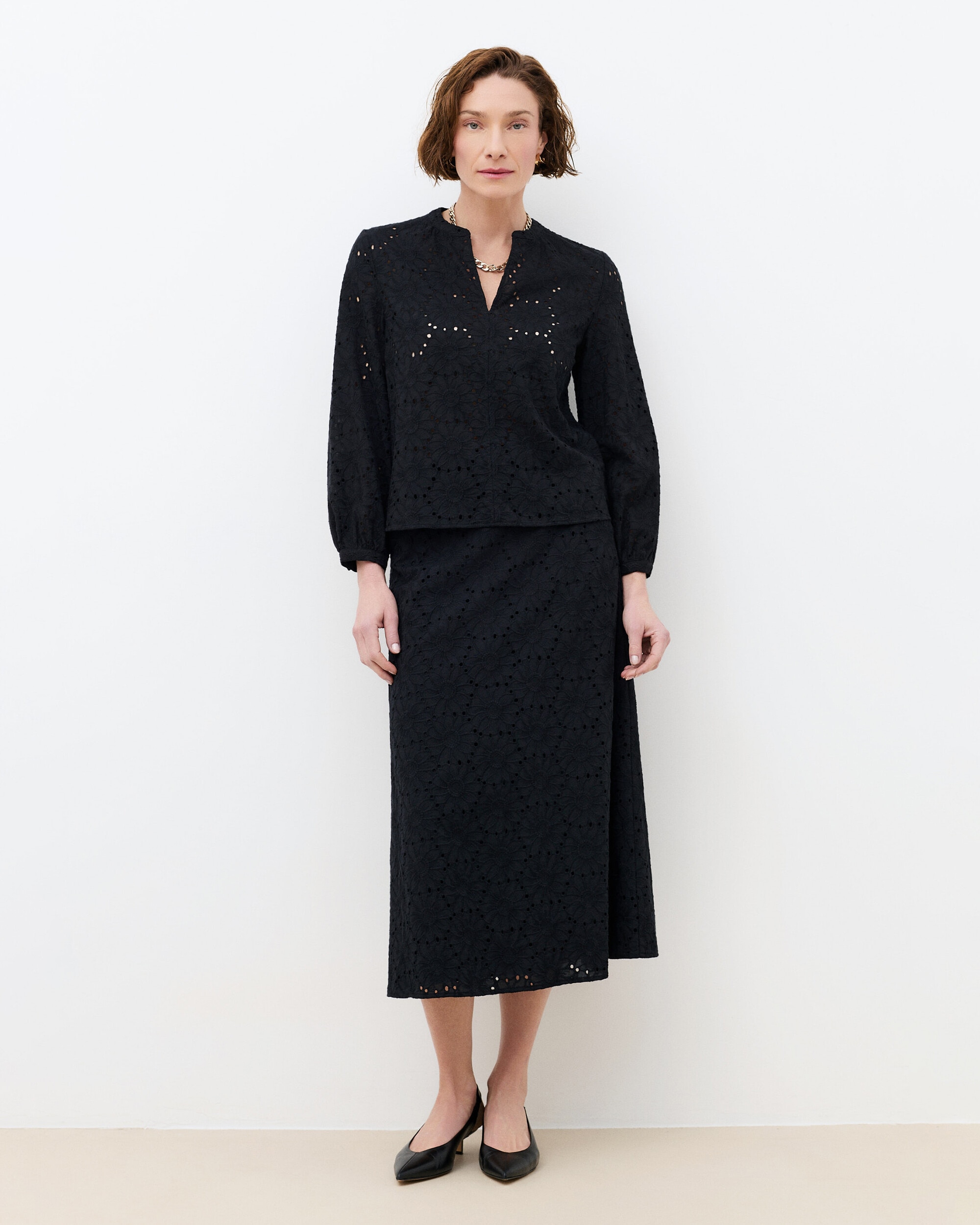 Caroll - Blusa de mujer de mujer con detalles calados y escote pico.