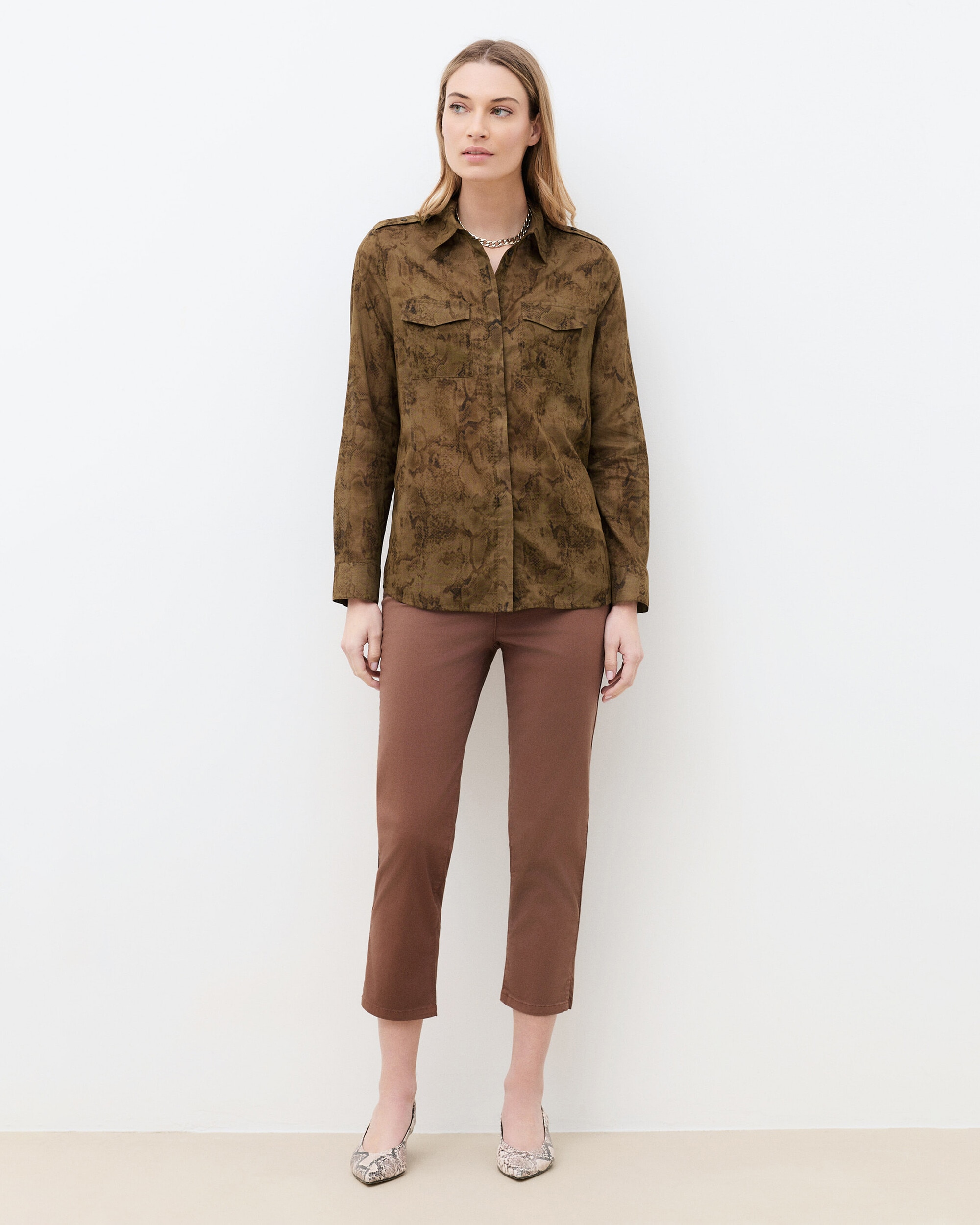 Caroll - Camisa de mujer de mujer con bolsillos italiano y estampado animalier.