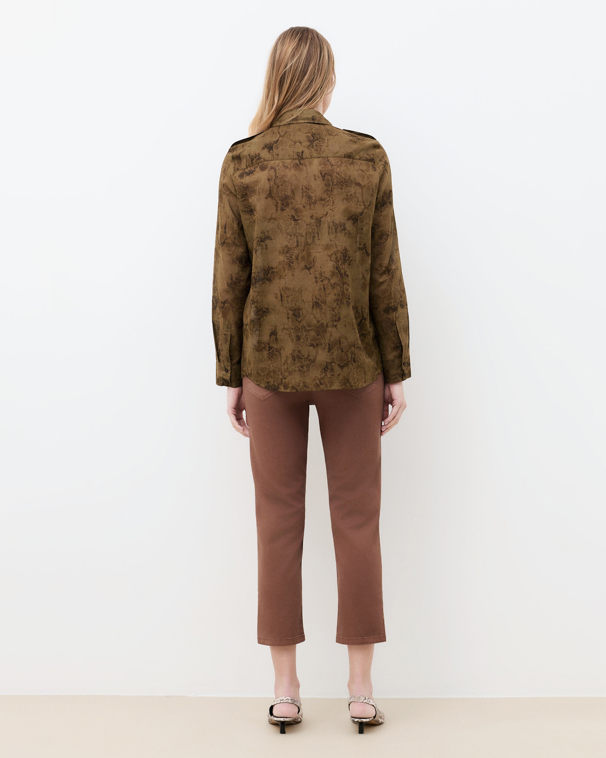 Camisa de mujer de mujer con bolsillos italiano y estampado animalier - Caroll - Marrón oscuro Marrón oscuro-2