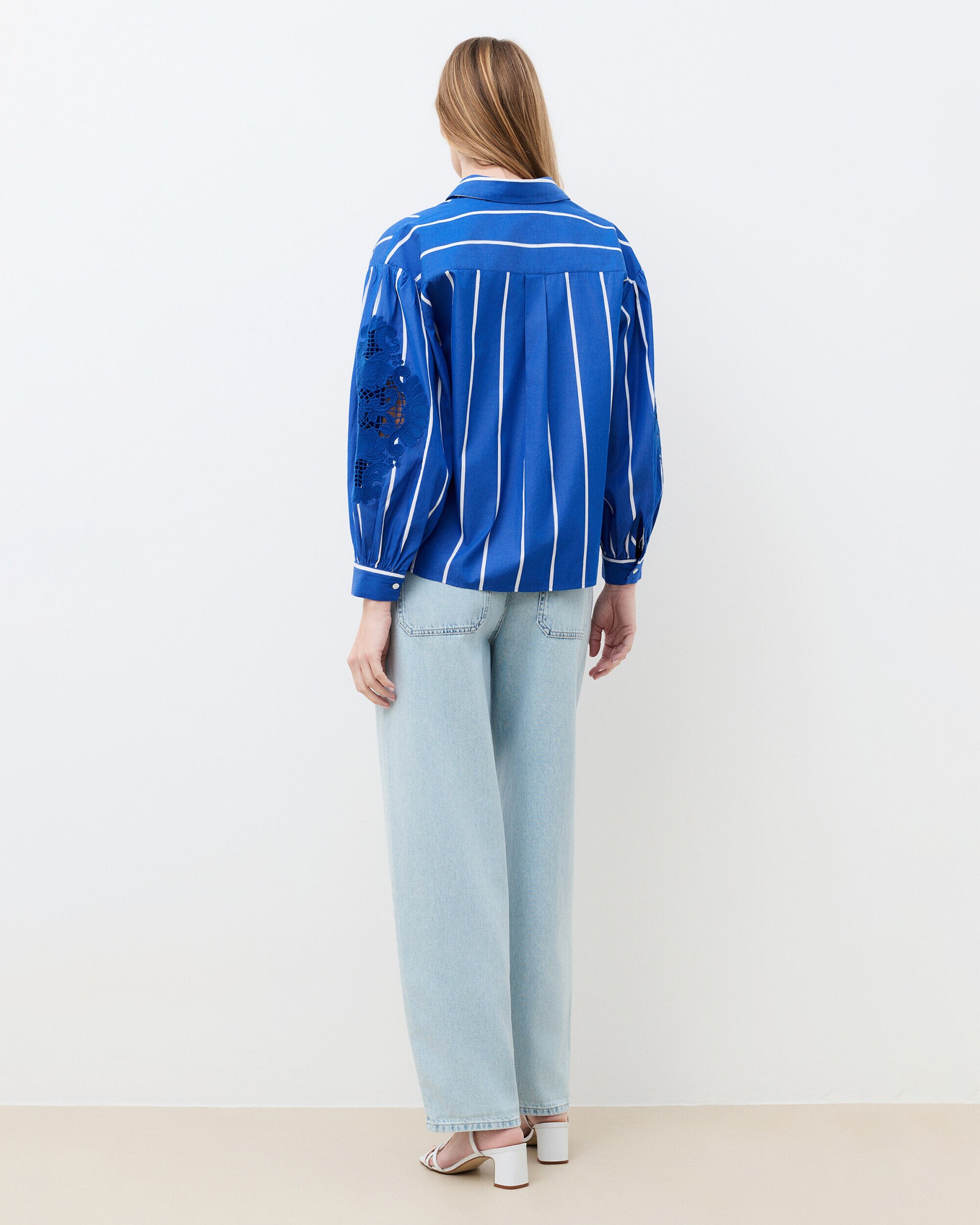 Camisa de mujer de mujer con estampado de rayas y detalle bordado - Caroll - Azul eléctrico Azul eléctrico-2