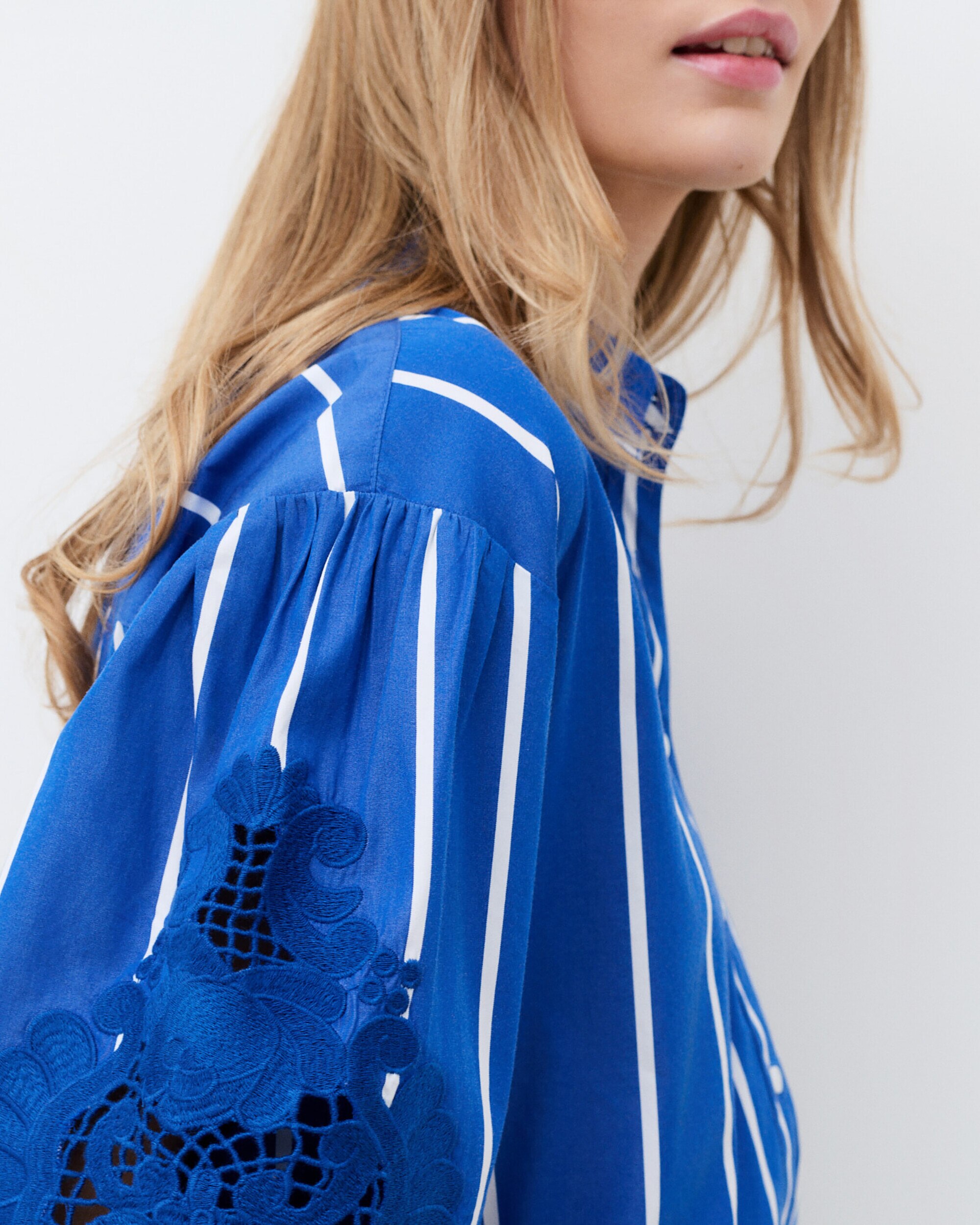 Camisa de mujer de mujer con estampado de rayas y detalle bordado - Caroll - Azul eléctrico Azul eléctrico-3