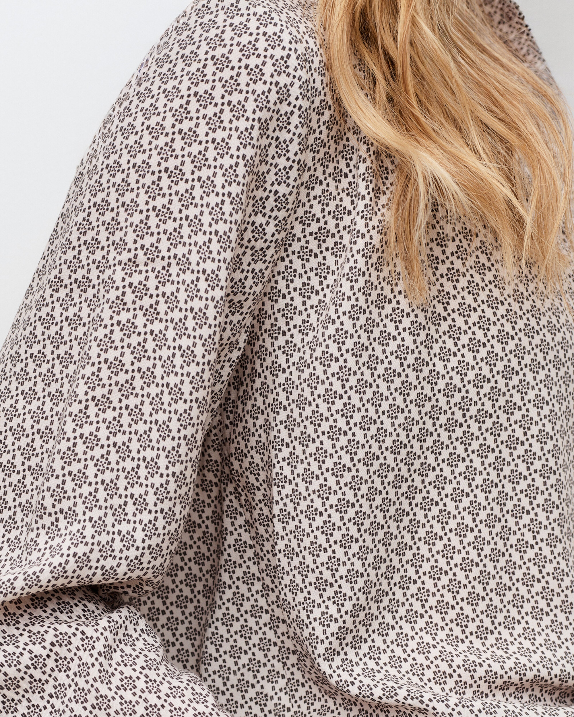 Camisa de mujer con cuello mao y estampado geométrico - Caroll - Crema Crema-3