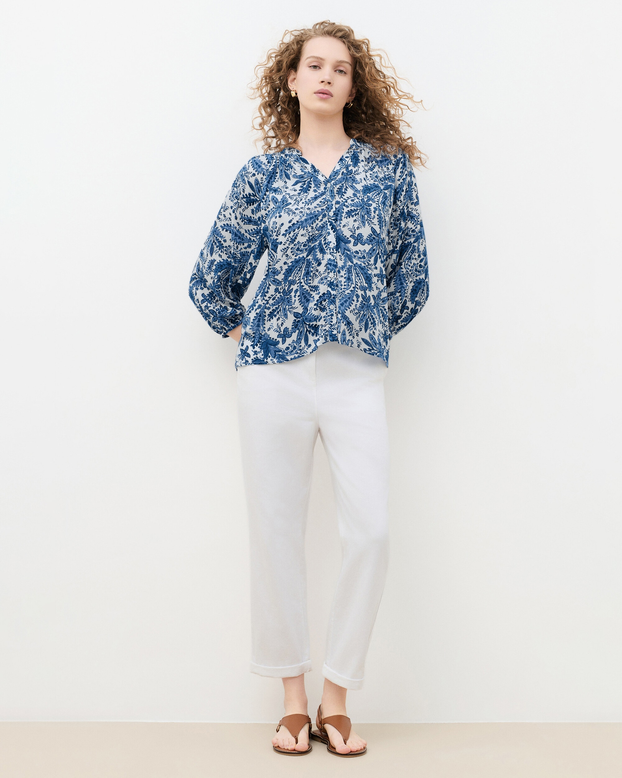 Caroll - Camisa de mujer con estampado y escote pico.