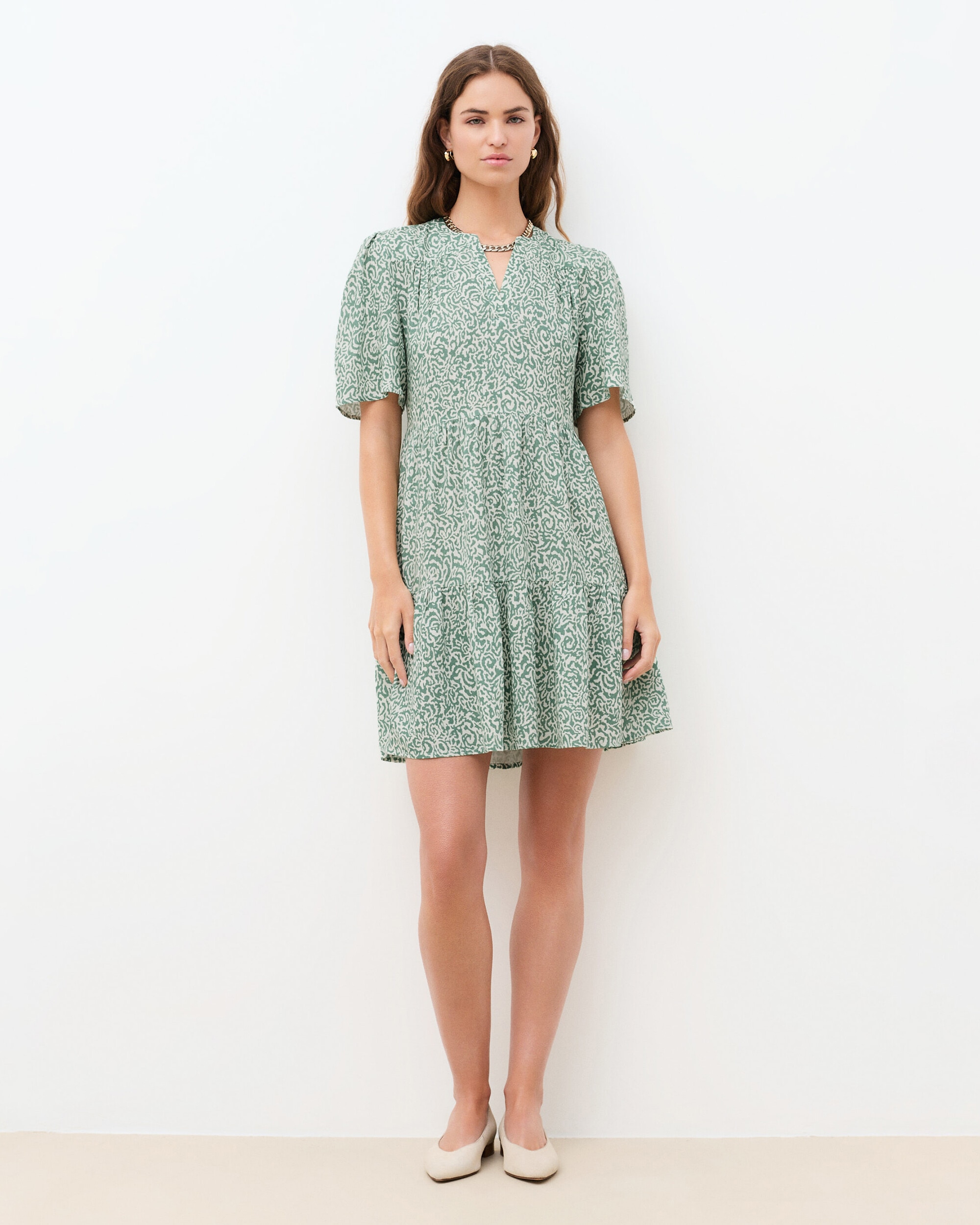 Caroll - Vestido corto con escote pico y estampado.
