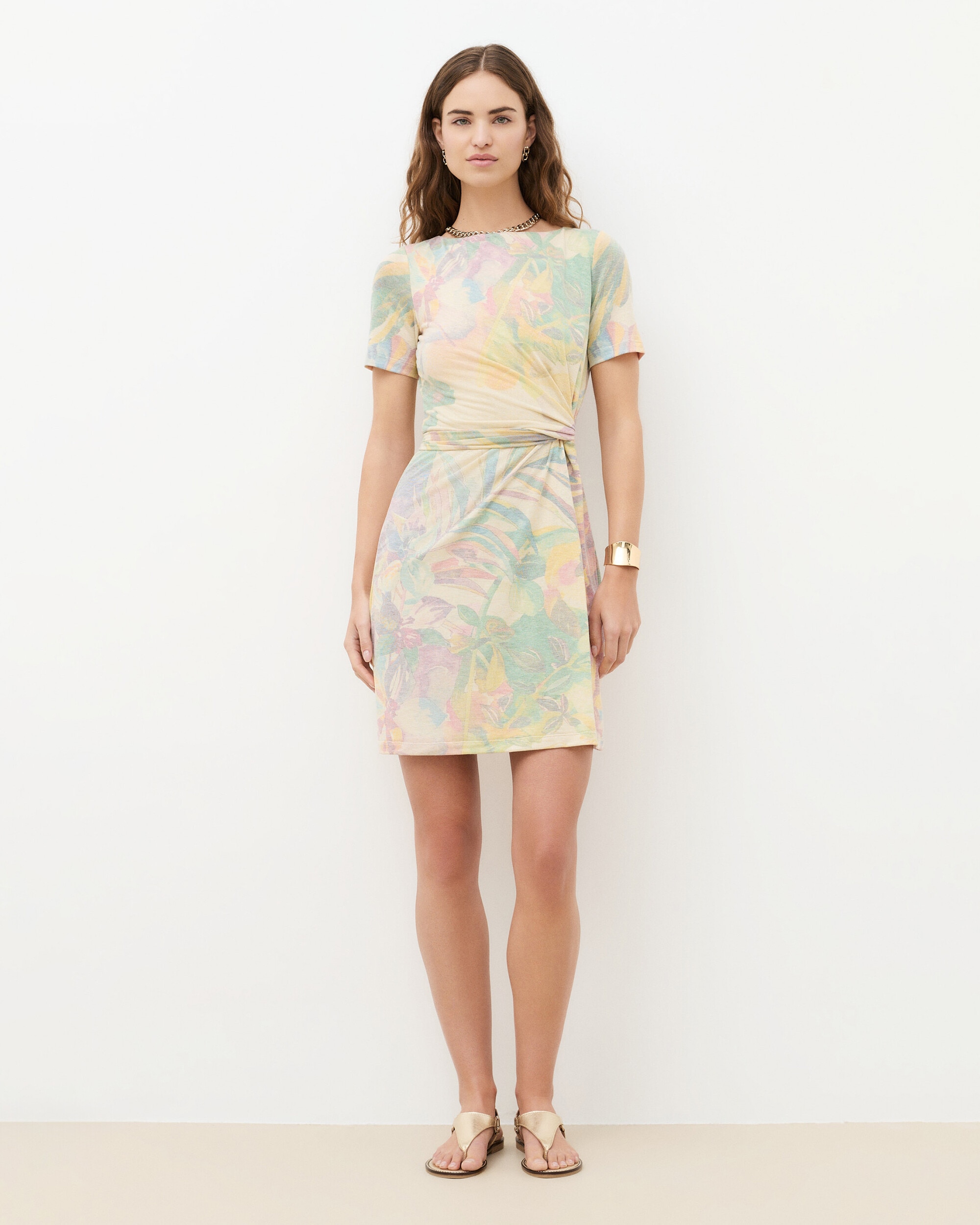 Caroll - Vestido corto con cintura fruncida y estampado floral.