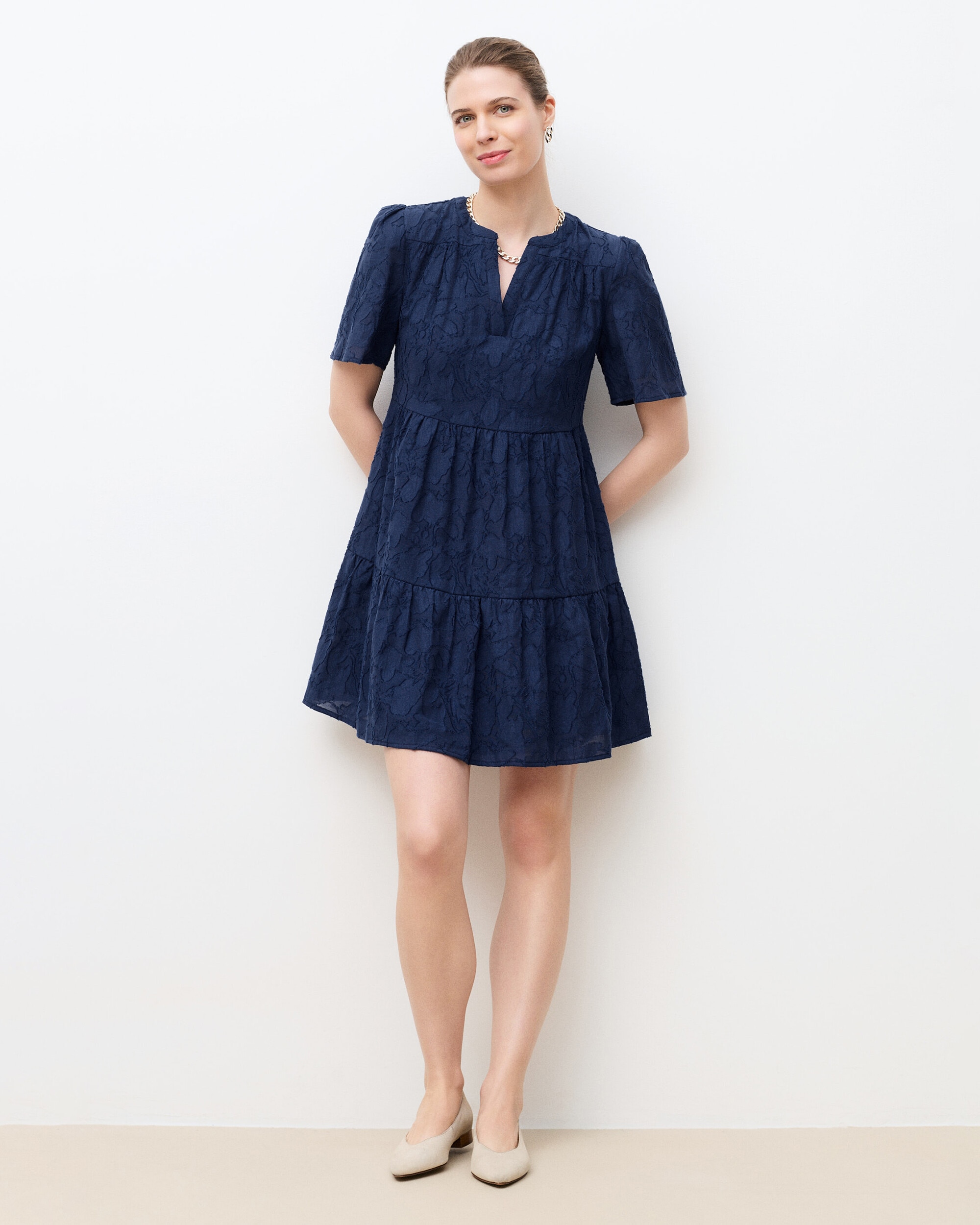 Caroll - Vestido corto con detalles bordados y escote pico.