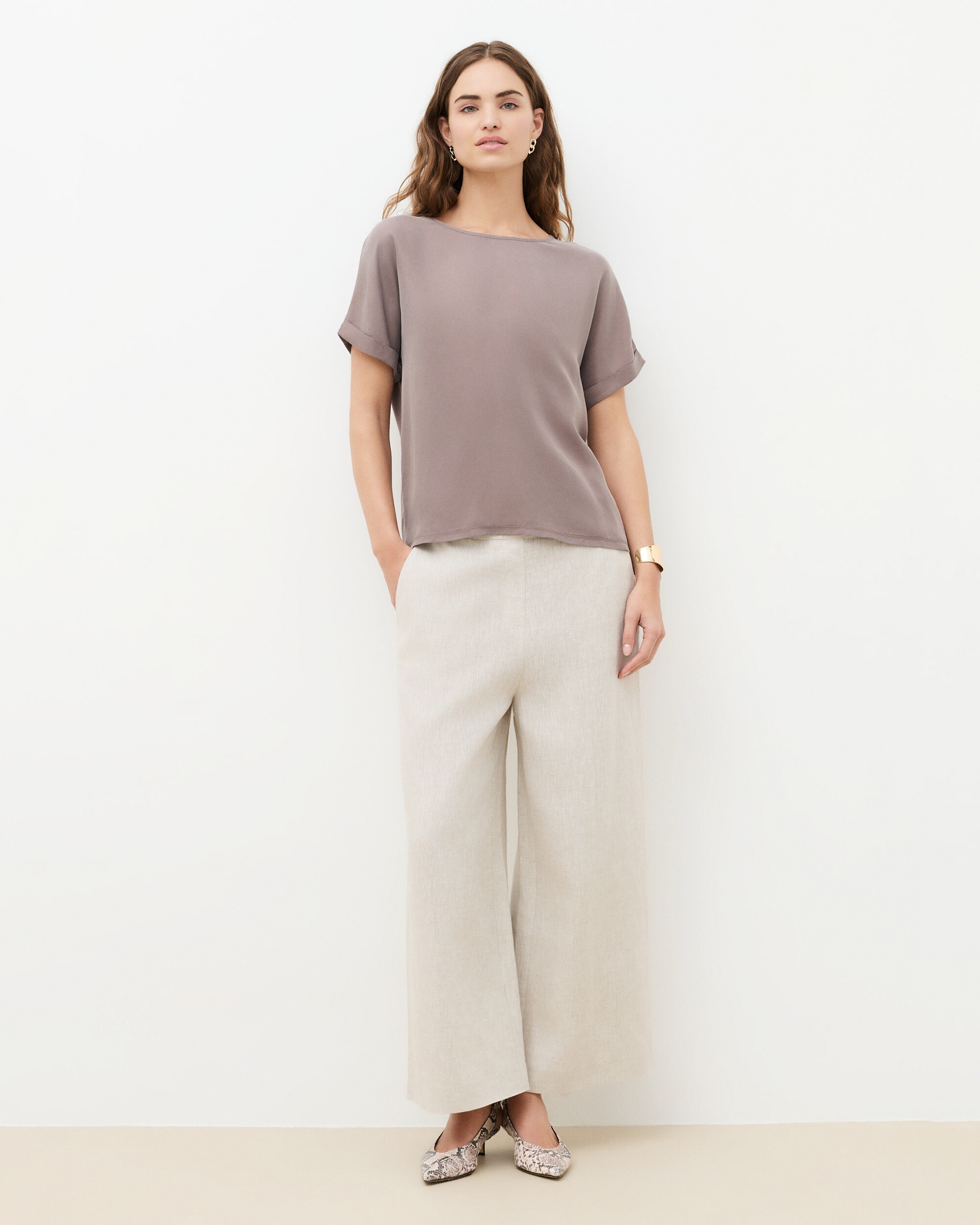 Caroll - Camiseta de mujer con manga corta remangada y escote redondo.