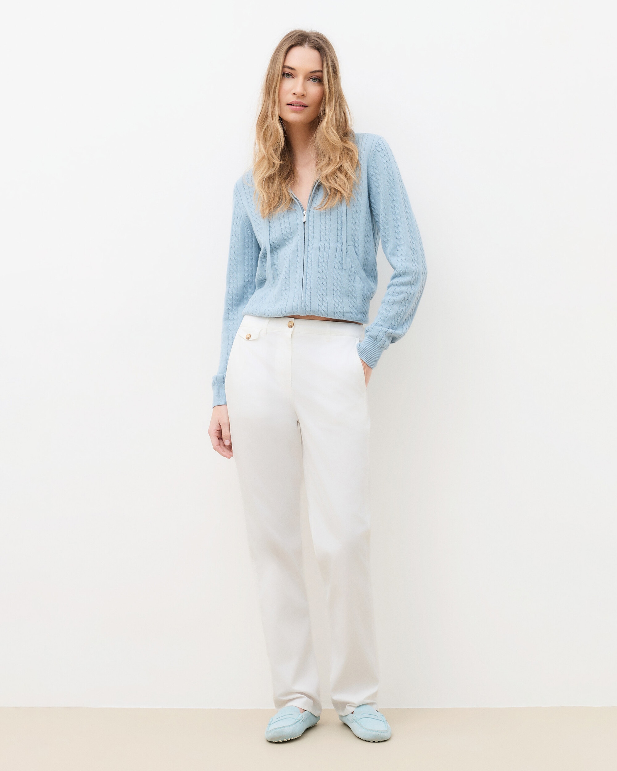 Caroll - Pantalón de mujer corte recto con botones a contraste.