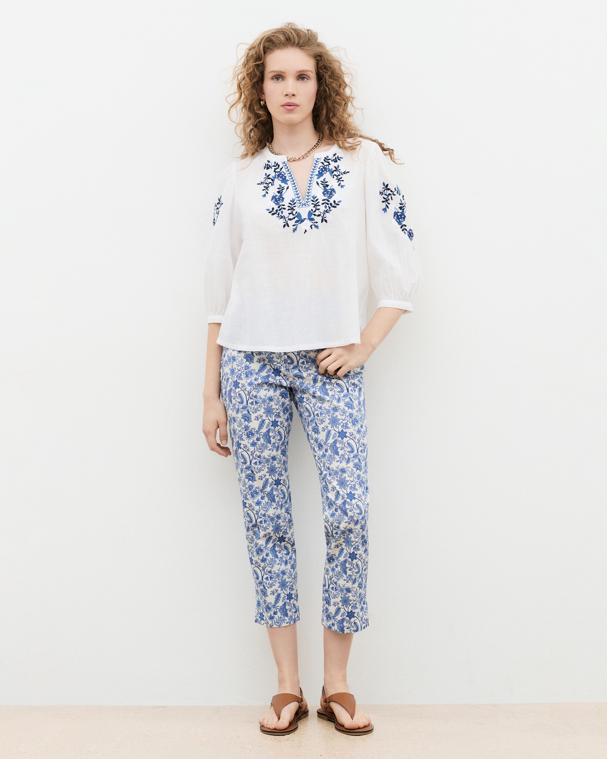Blusa de mujer con bordados y manga francesa - Caroll - Blanco / Azul Blanco / Azul-1