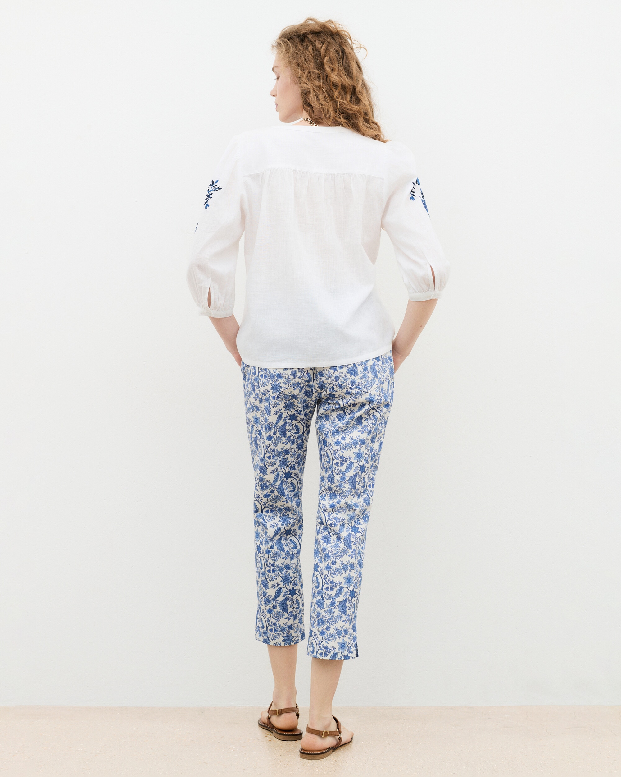 Blusa de mujer con bordados y manga francesa - Caroll - Blanco / Azul Blanco / Azul-2