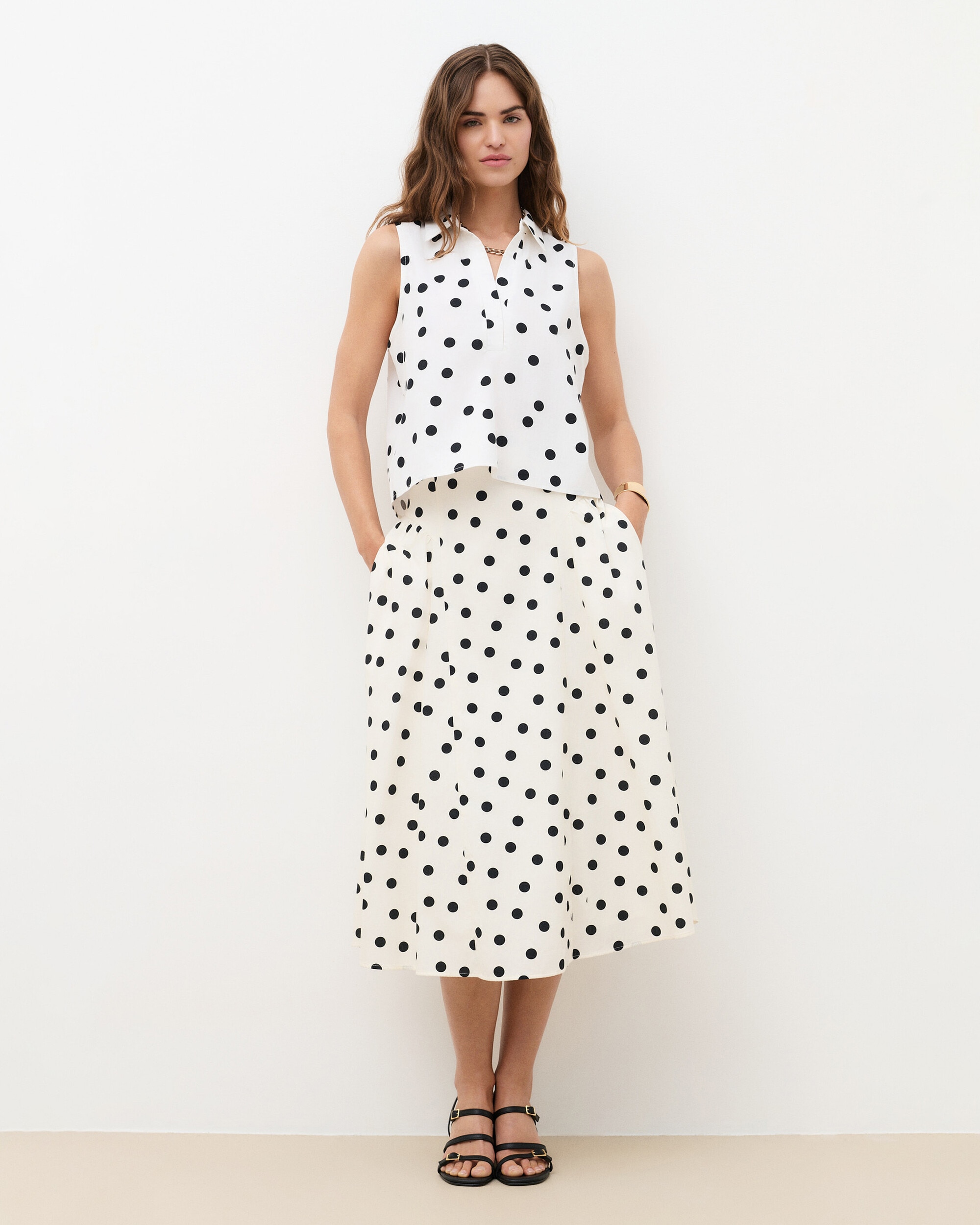Caroll - Blusa de mujer sin mangas con macro estampado de lunares.