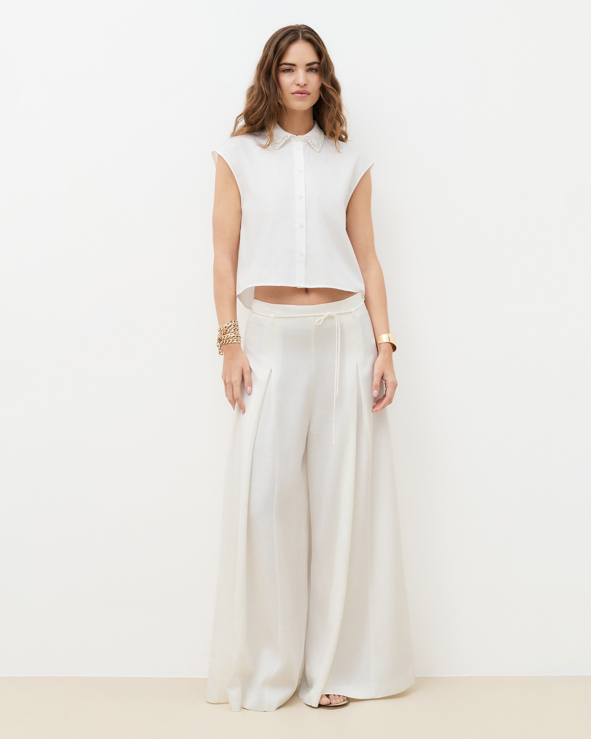 Caroll - Pantalón ancho de mujer con pinzas y cierre de cordón.