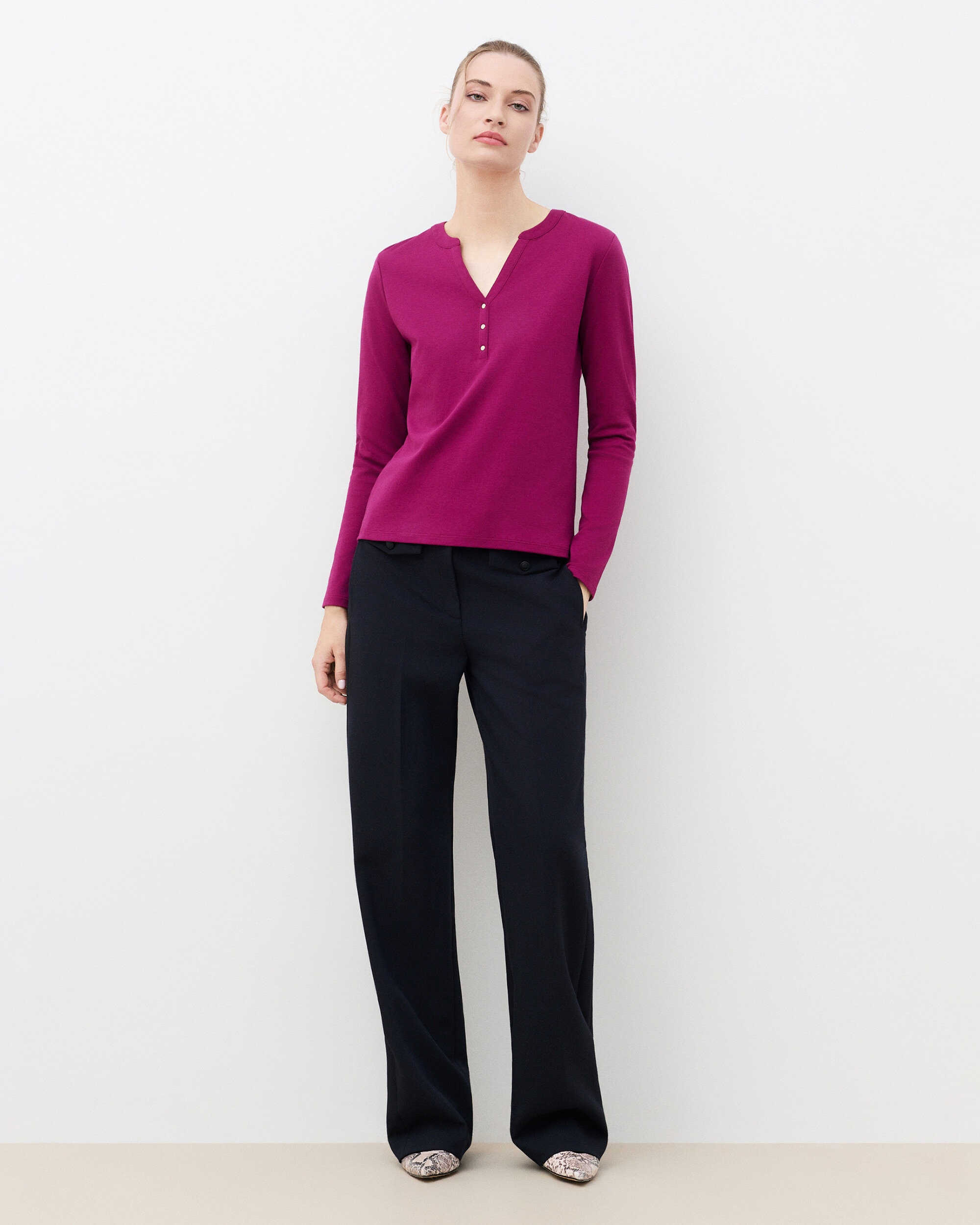 Imagen 0 de Camiseta de mujer con escote pico Berenjena