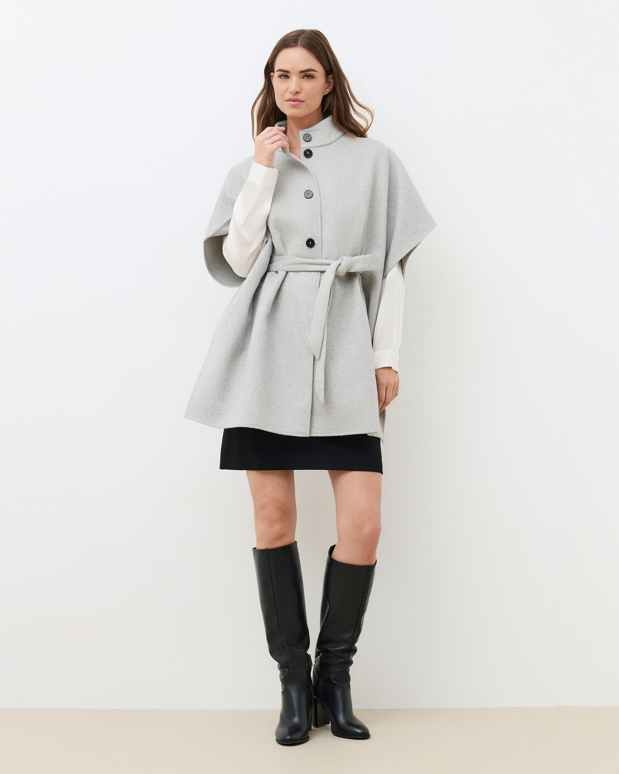 Imagen 1 de Poncho de mujer con cuello alto y cinturón Gris