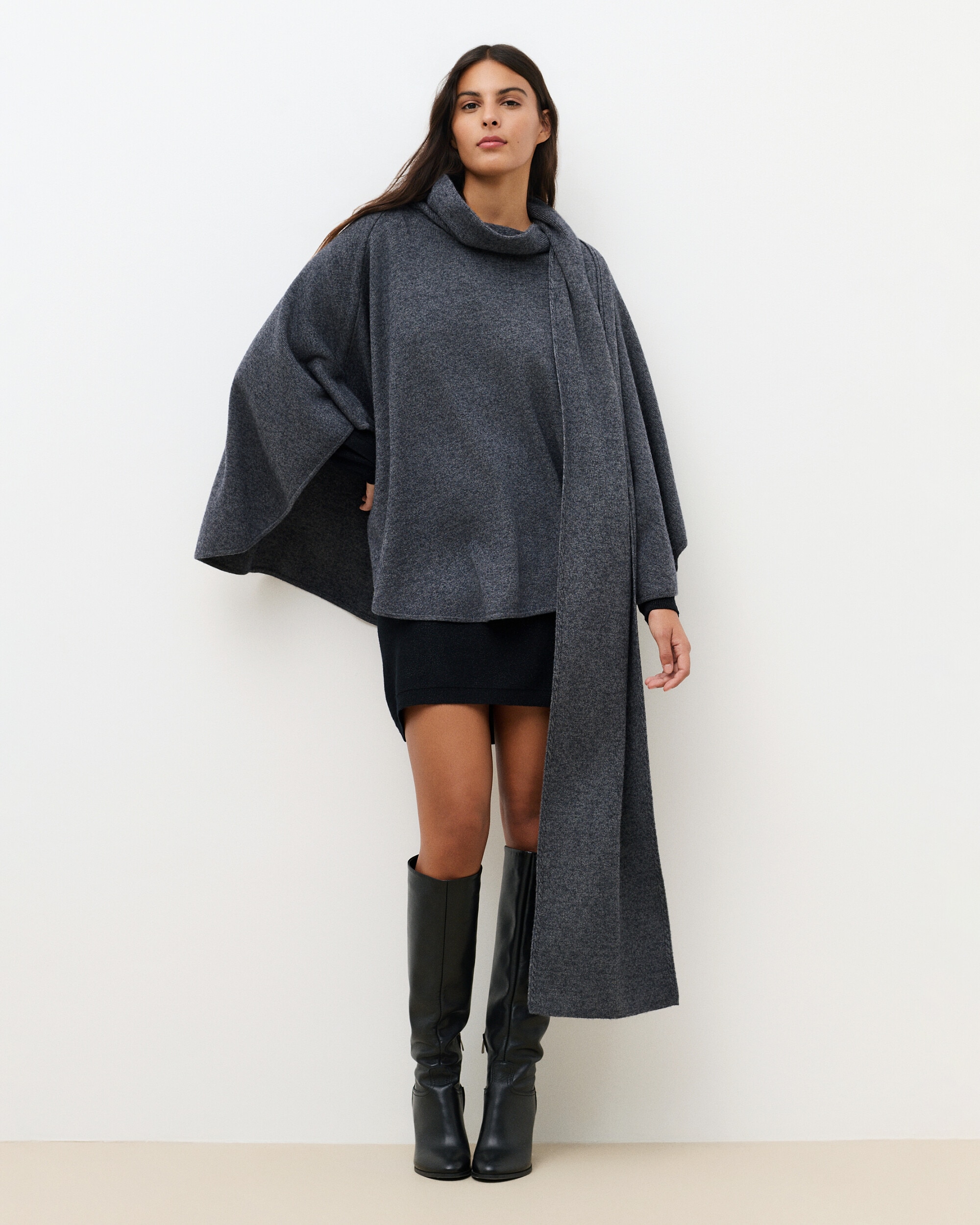 Imagen 1 de Poncho de mujer con cuello vuelto efecto maxi bufanda Gris