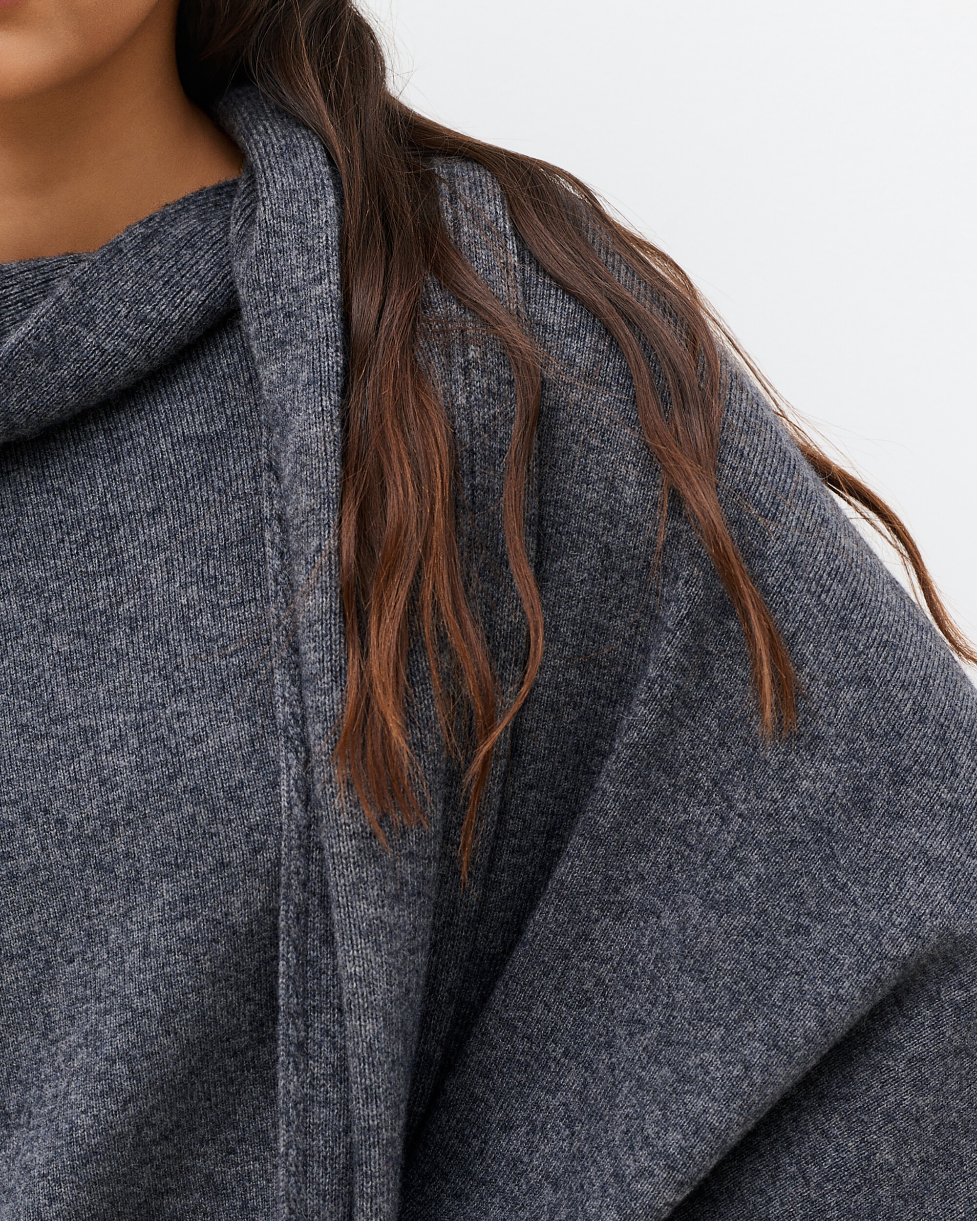 Imagen 3 de Poncho de mujer con cuello vuelto efecto maxi bufanda - Caroll - Gris Gris