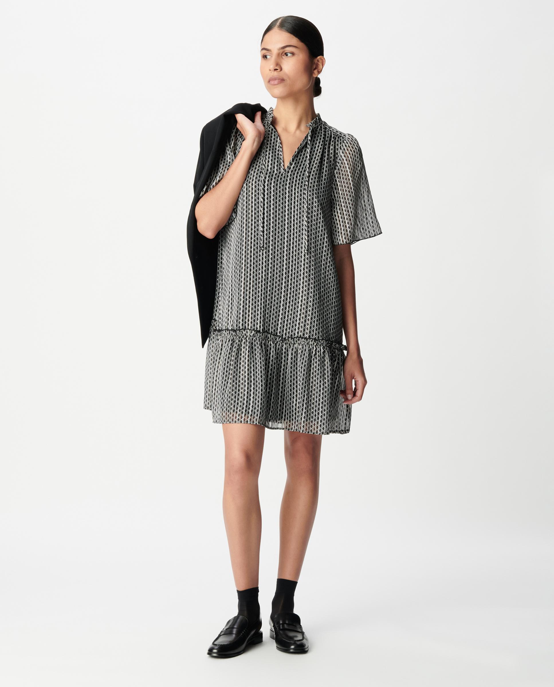 IKKS - Vestido corto con estampado gráfico bicolor.
