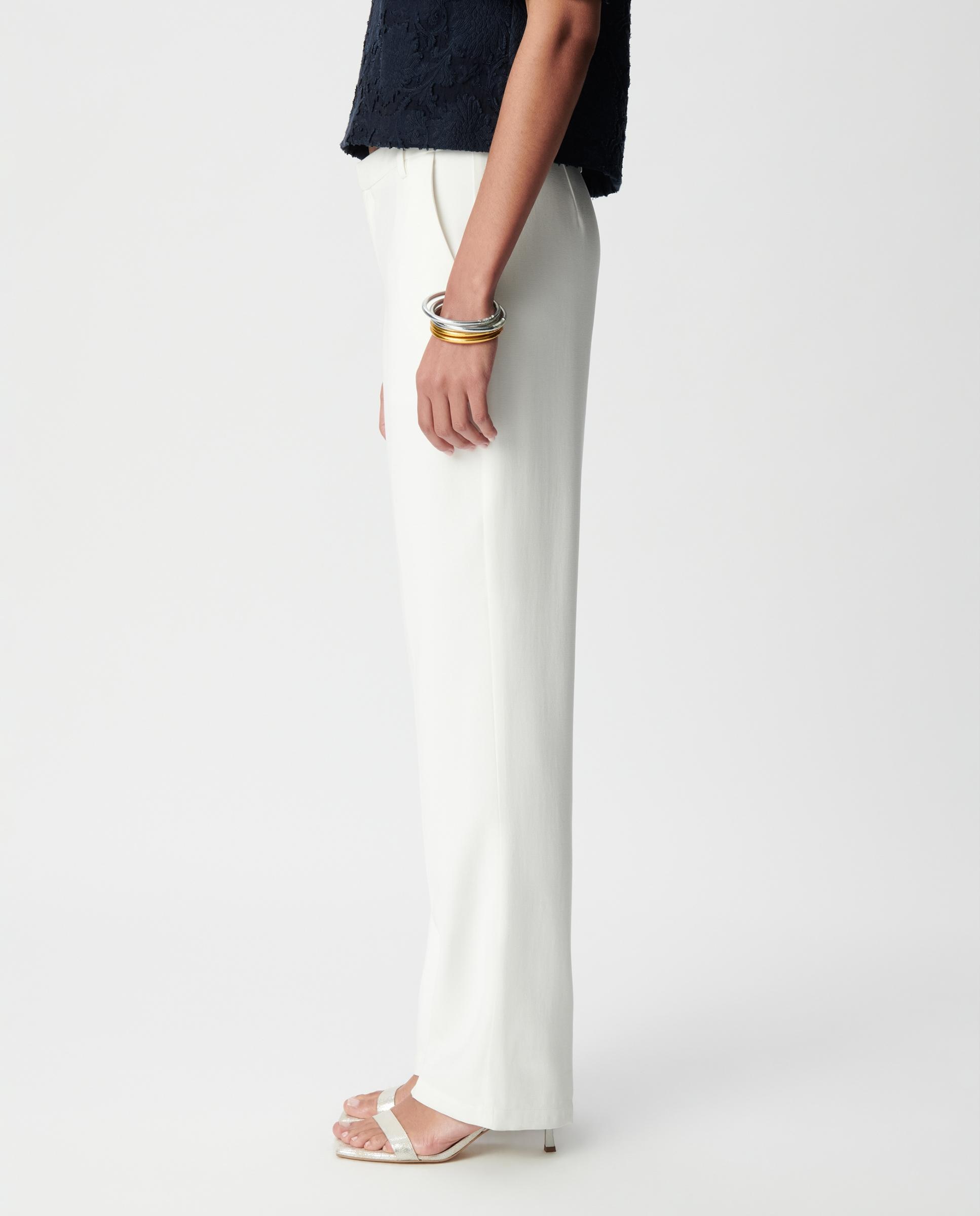 Pantalón de vestir de mujer ligeramente acampanado con trabillas en la cintura - IKKS - Blanco Blanco-2