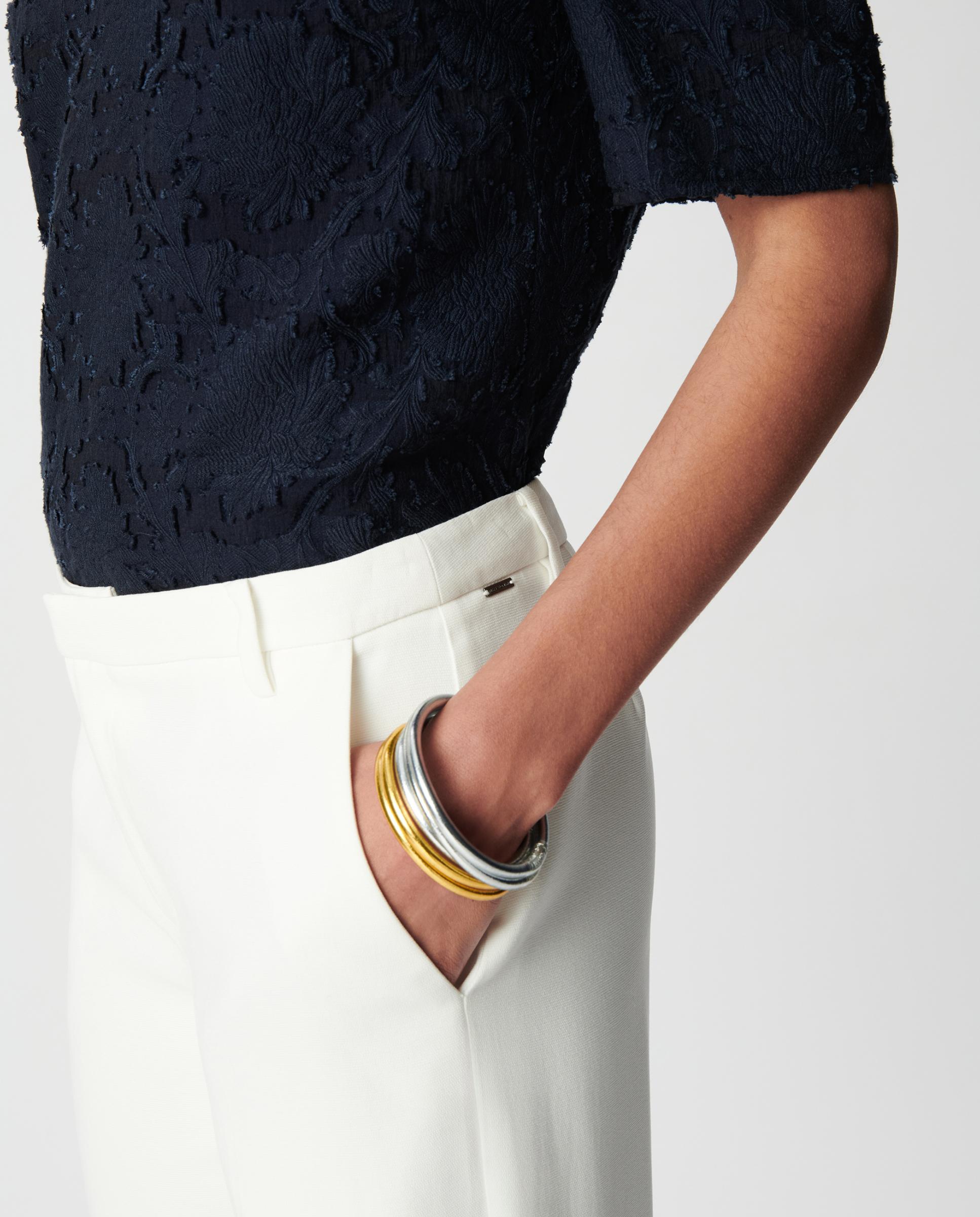 Pantalón de vestir de mujer ligeramente acampanado con trabillas en la cintura - IKKS - Blanco Blanco-3