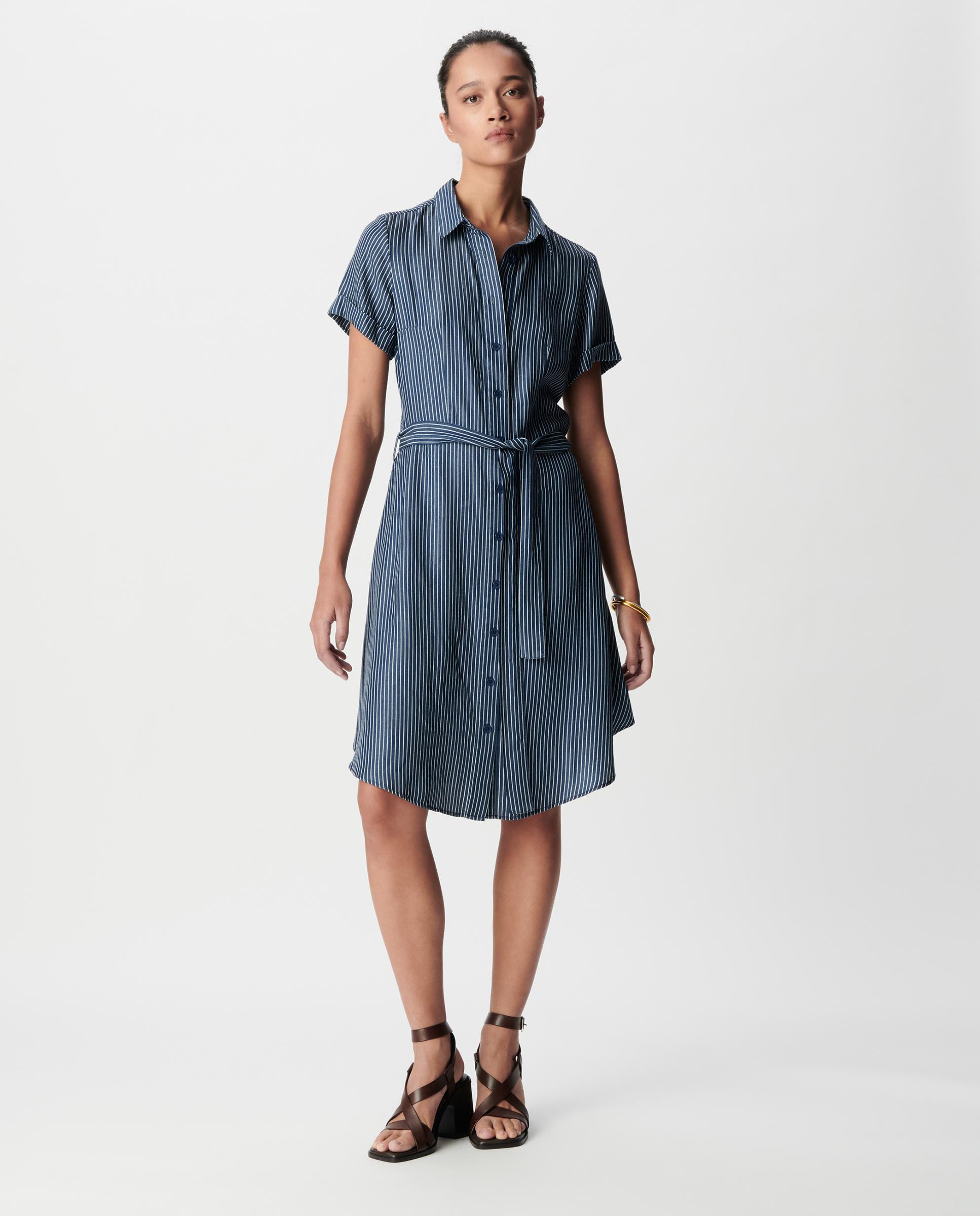 IKKS - Vestido corto camisero con finas rayas.