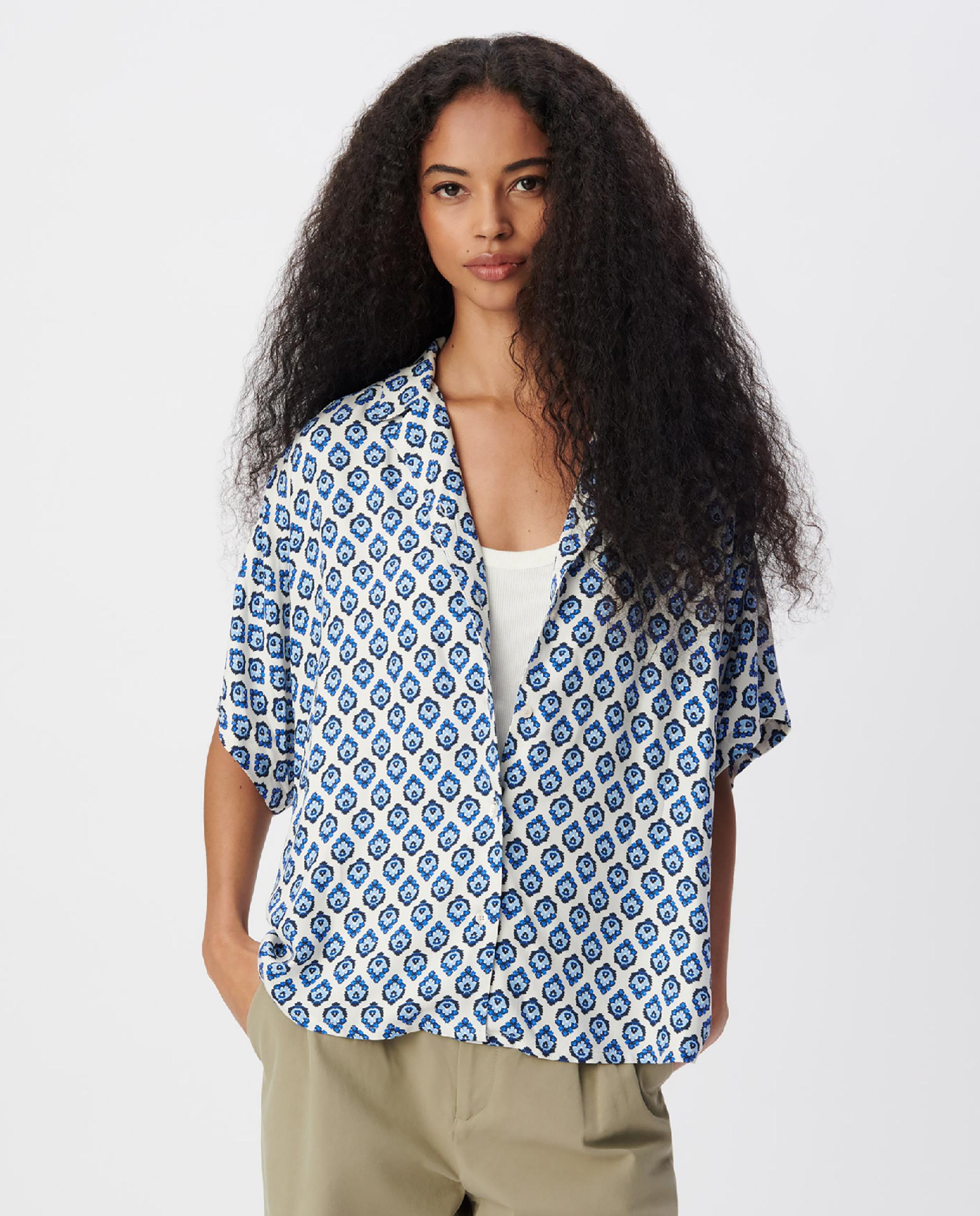IKKS - Camisa de mujer de manga corta con estampado floral.