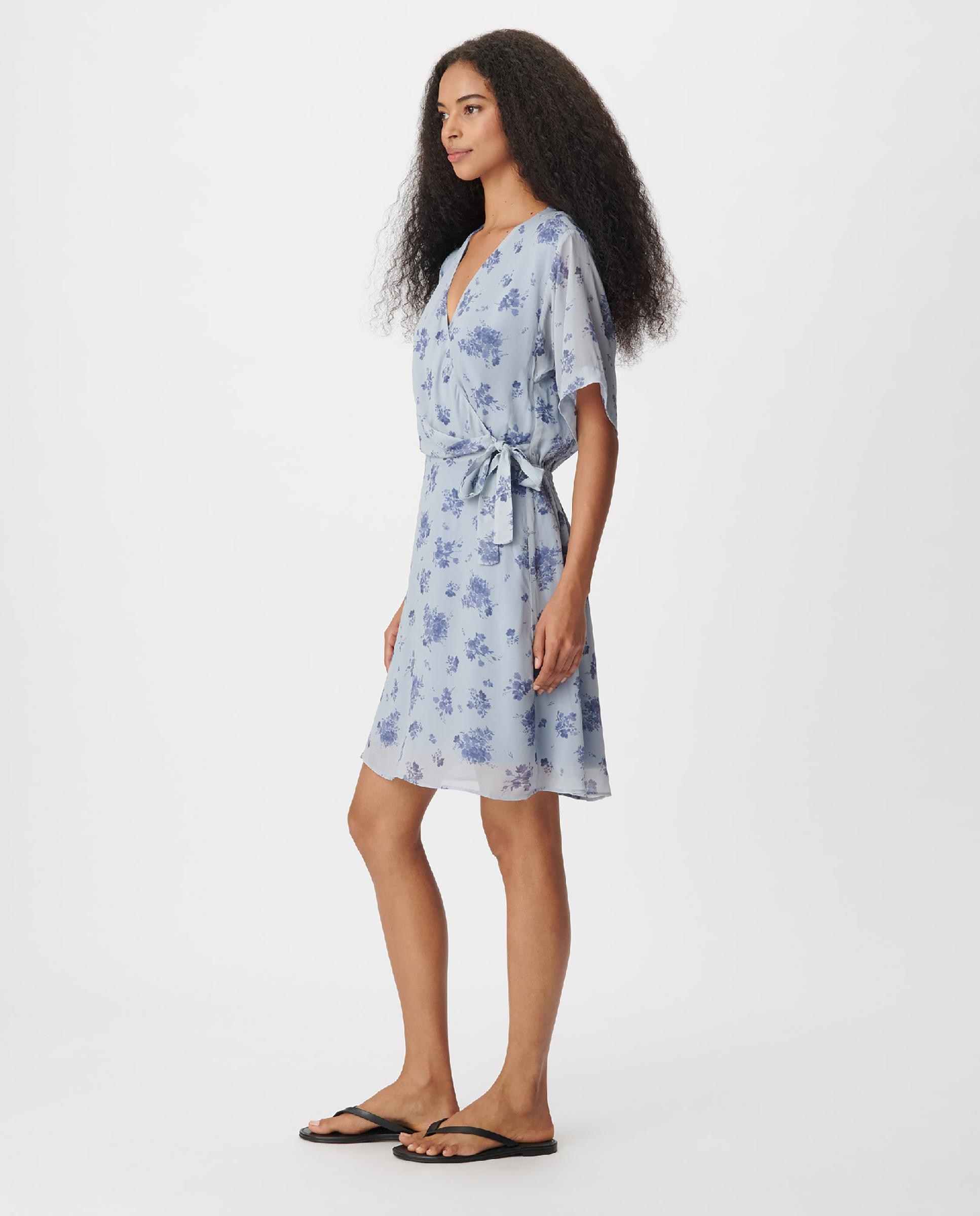 Vestido corto fluido con estampado floral y lazo lateral - IKKS - Azul grisáceo Azul grisáceo-4