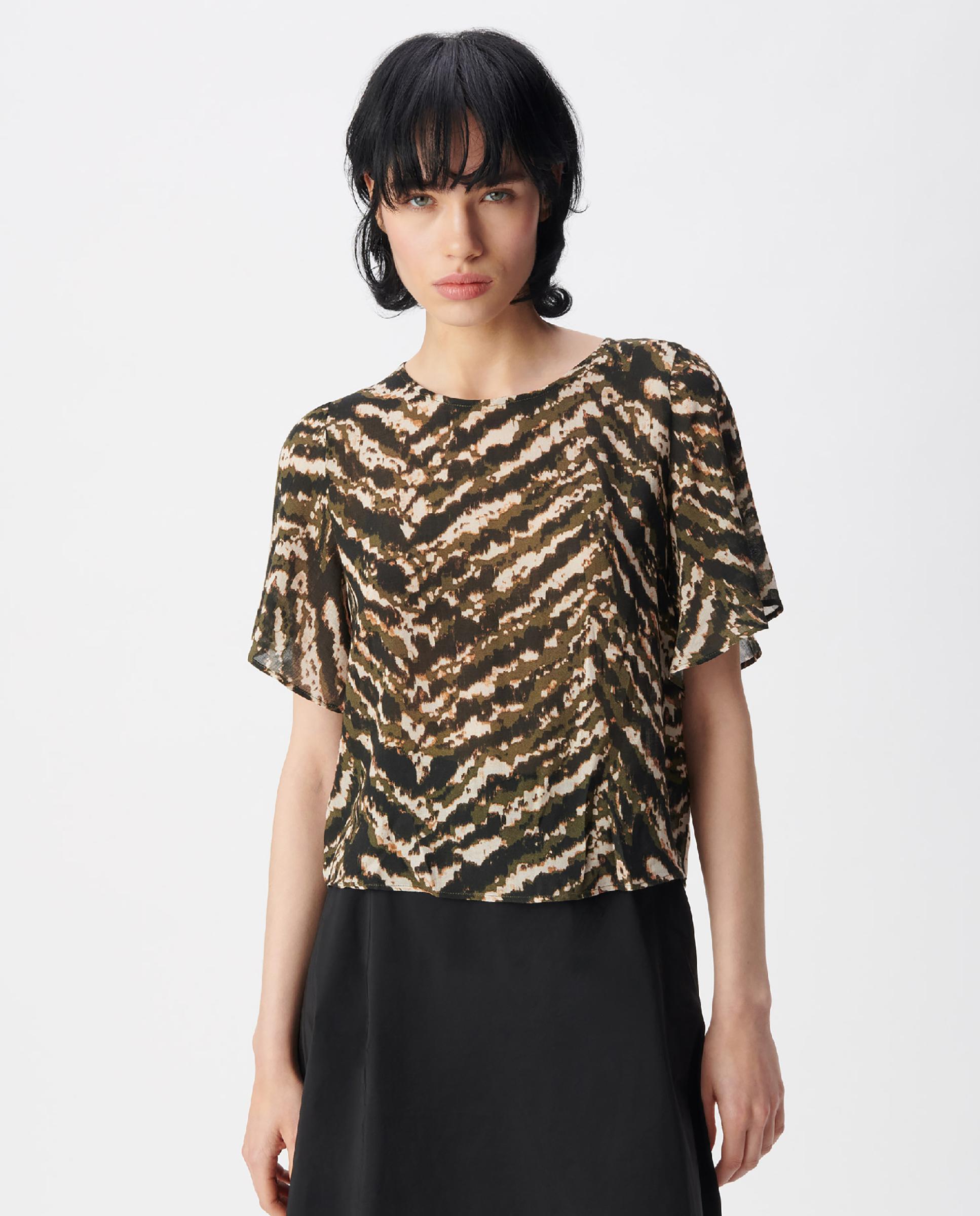 IKKS - Top de mujer con mangas mariposa y estampado militar.