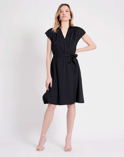 Imagen 0 de Vestido con manga caída y escote pico