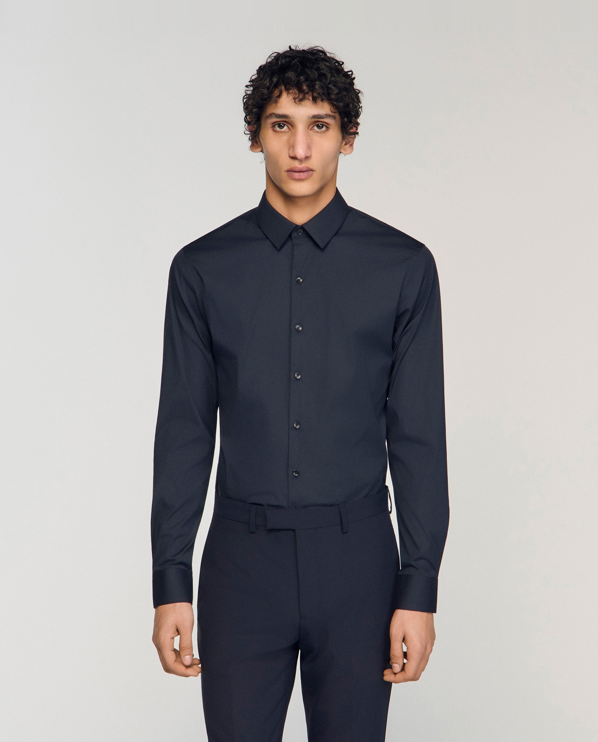 Sandro - Camisa de hombre ajustada de algodón stretch azul claro.