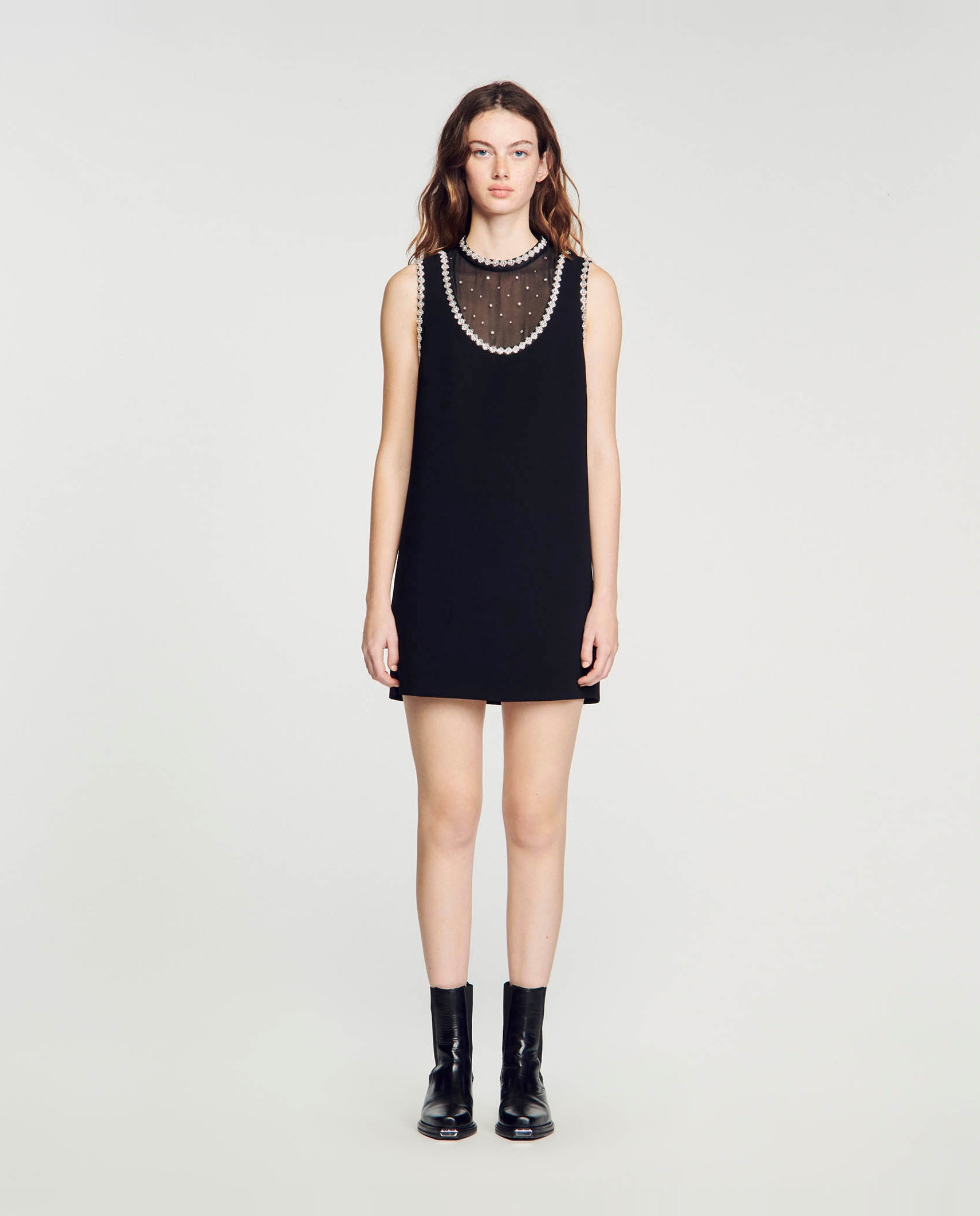 Vestido corto con detalles de pedrería