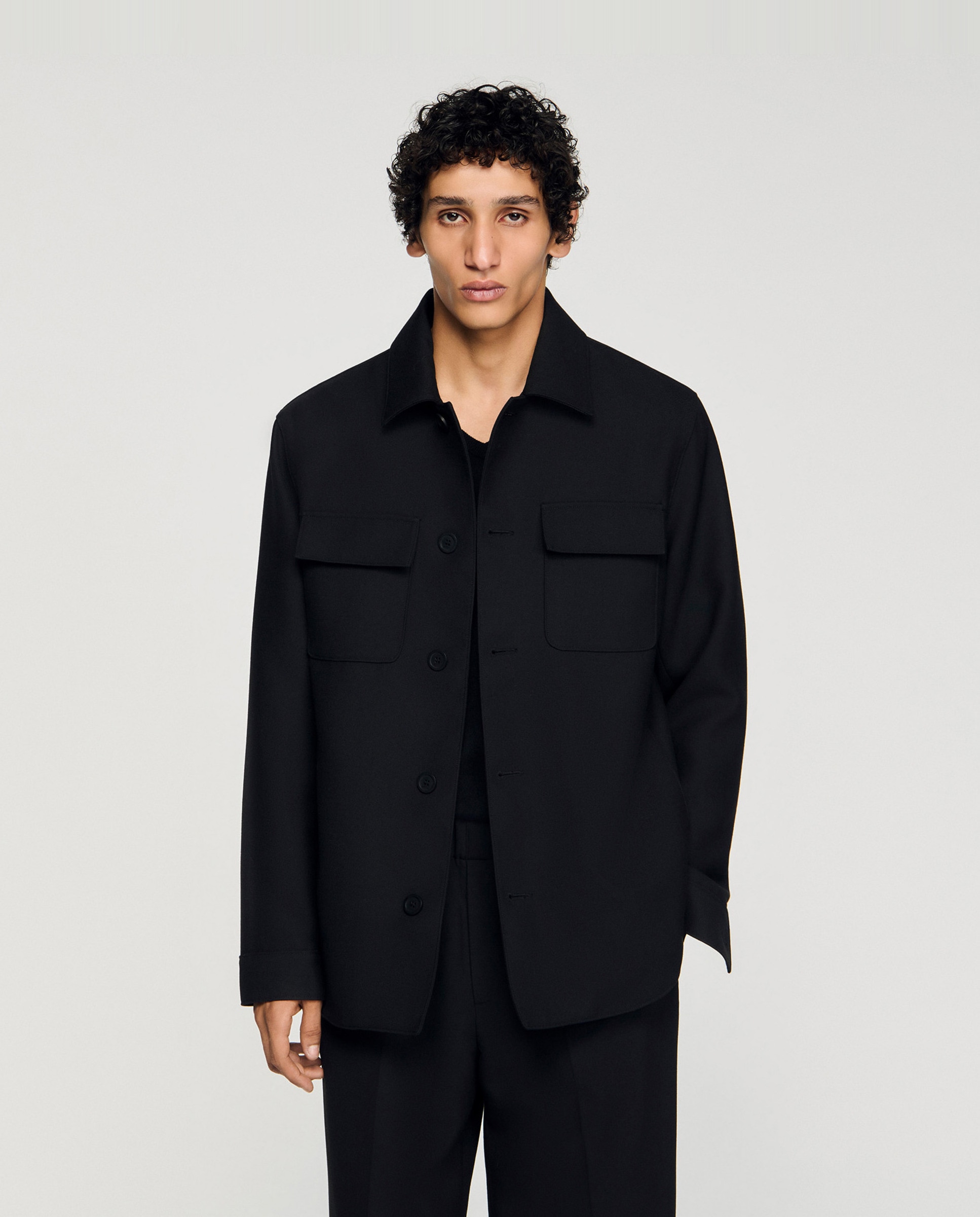 Sobrecamisa de hombre con bolsillos de solapa y manga larga