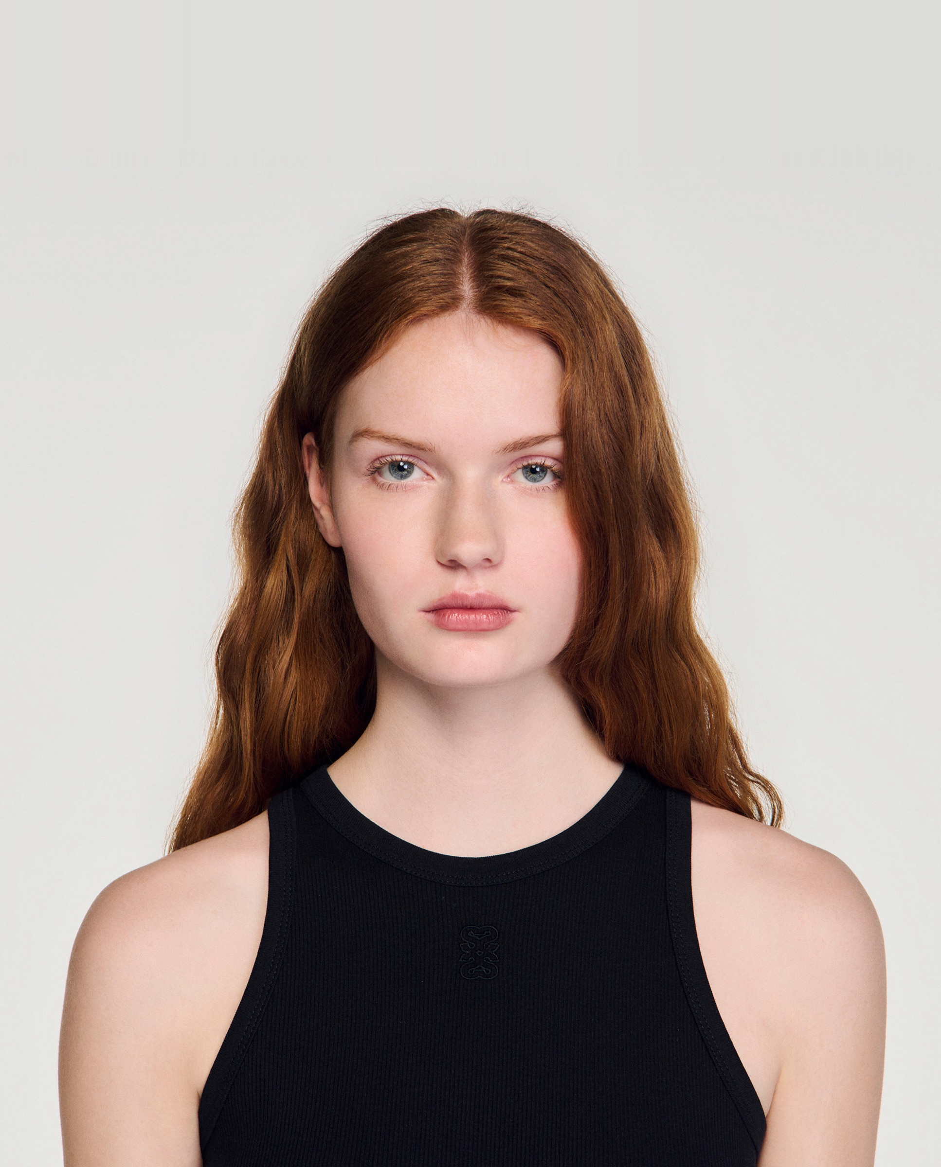 Camiseta de mujer sin mangas con bordado y cuello redondo - Sandro - Negro Negro-4