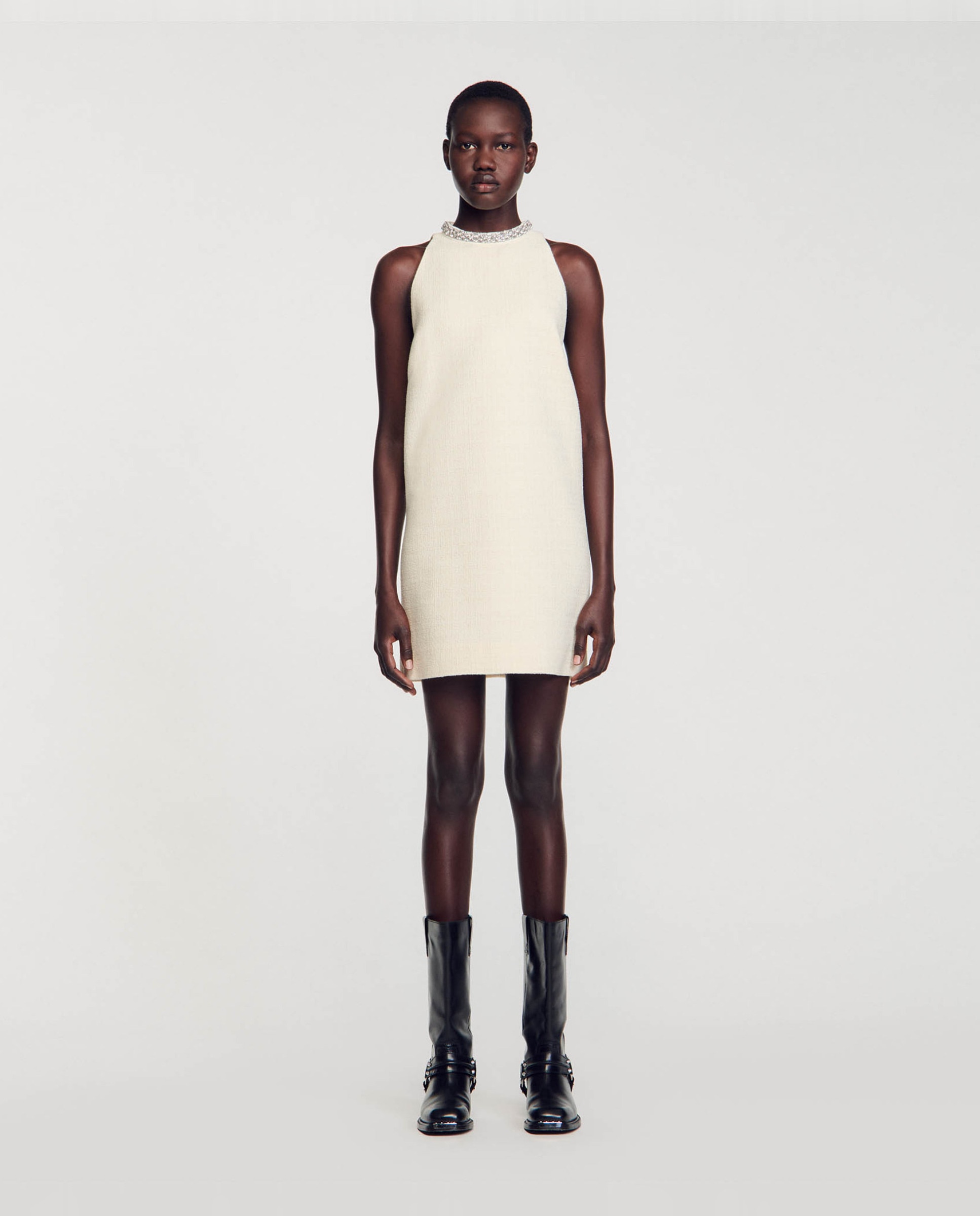 Vestido corto con pedrería en el cuello