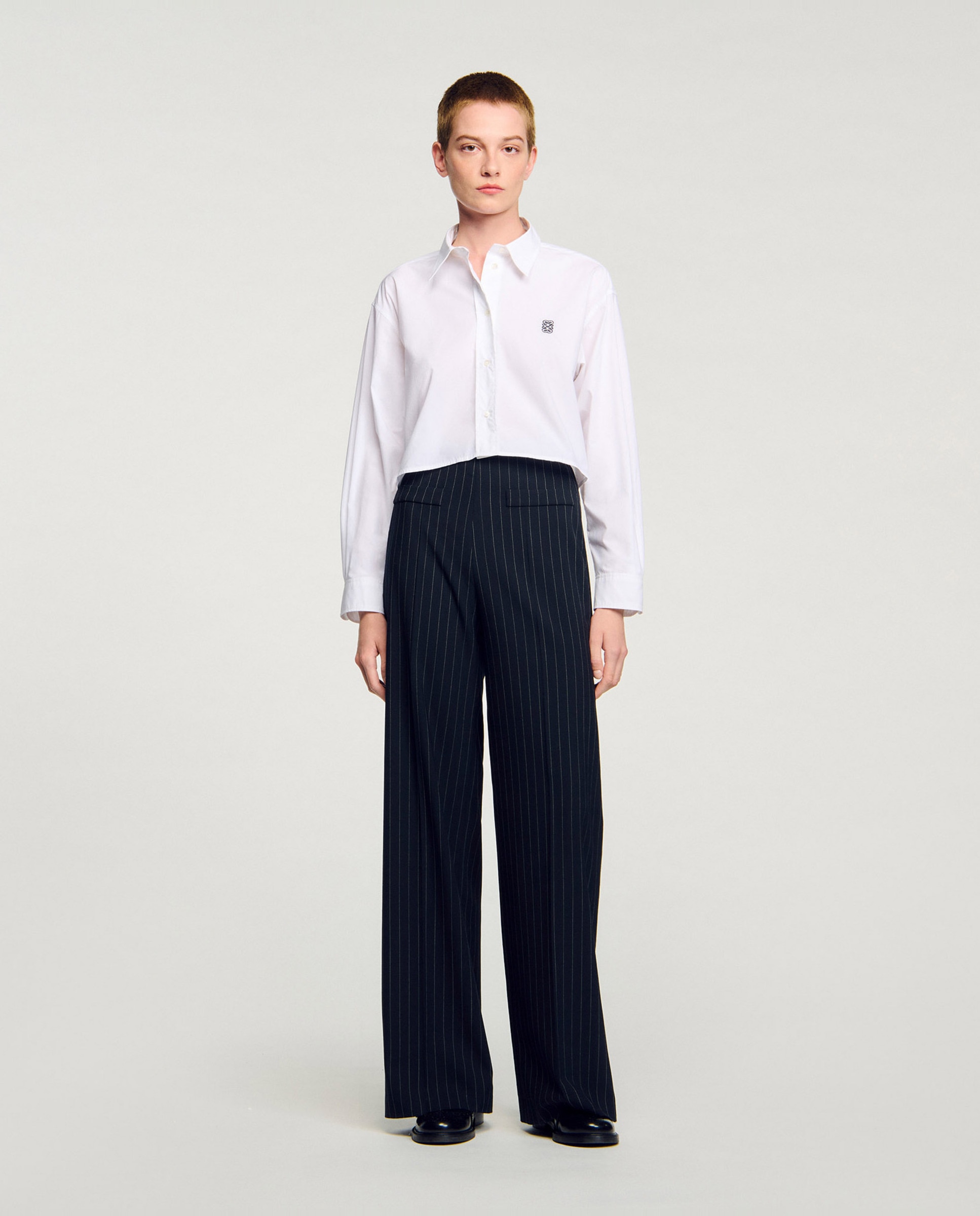 Sandro - Pantalón de mujer recto y pierna ancha con rayas finas.