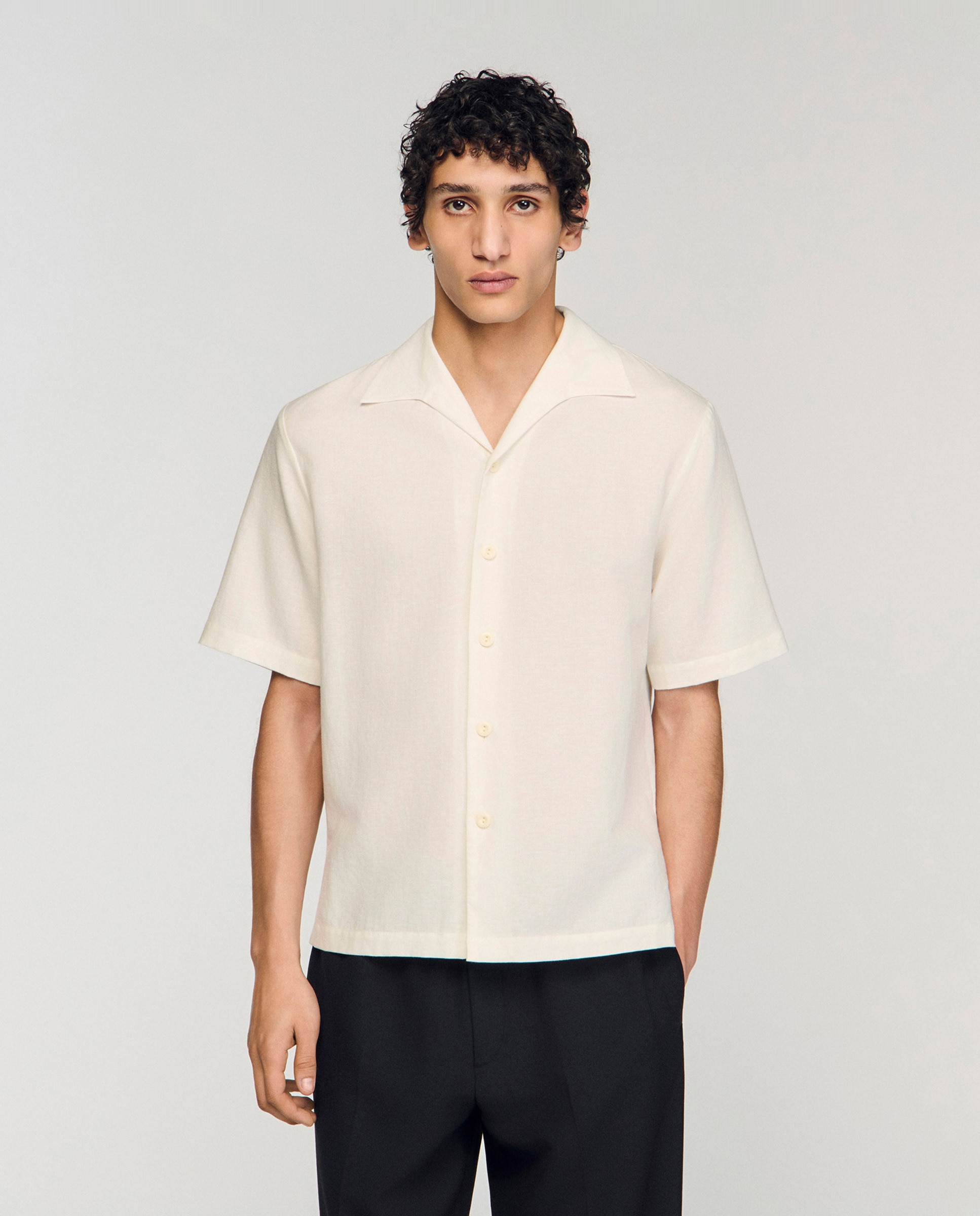 Sandro - Camisa de hombre algodón lino cuello italiano manga corta.