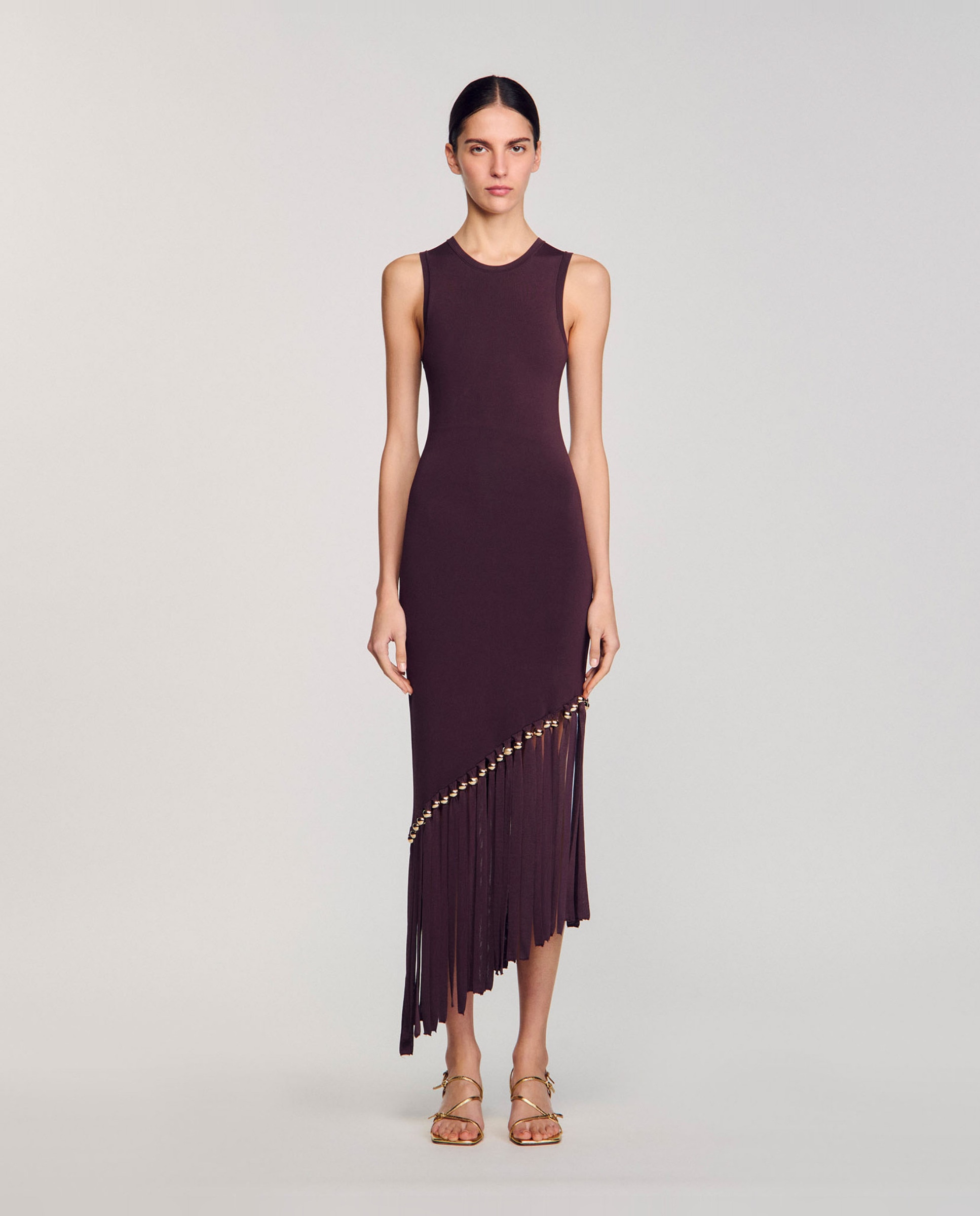 Vestido asimétrico con flecos y cuentas