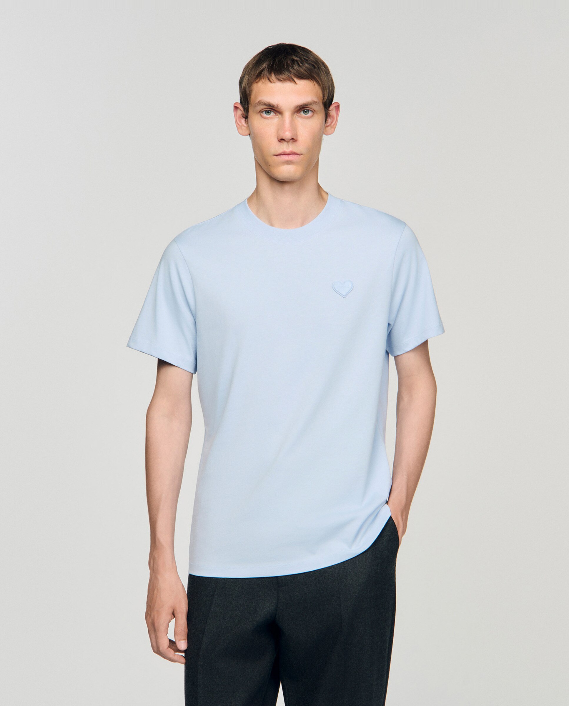 Sandro - Camiseta de manga corta de hombre con parche de corazón.